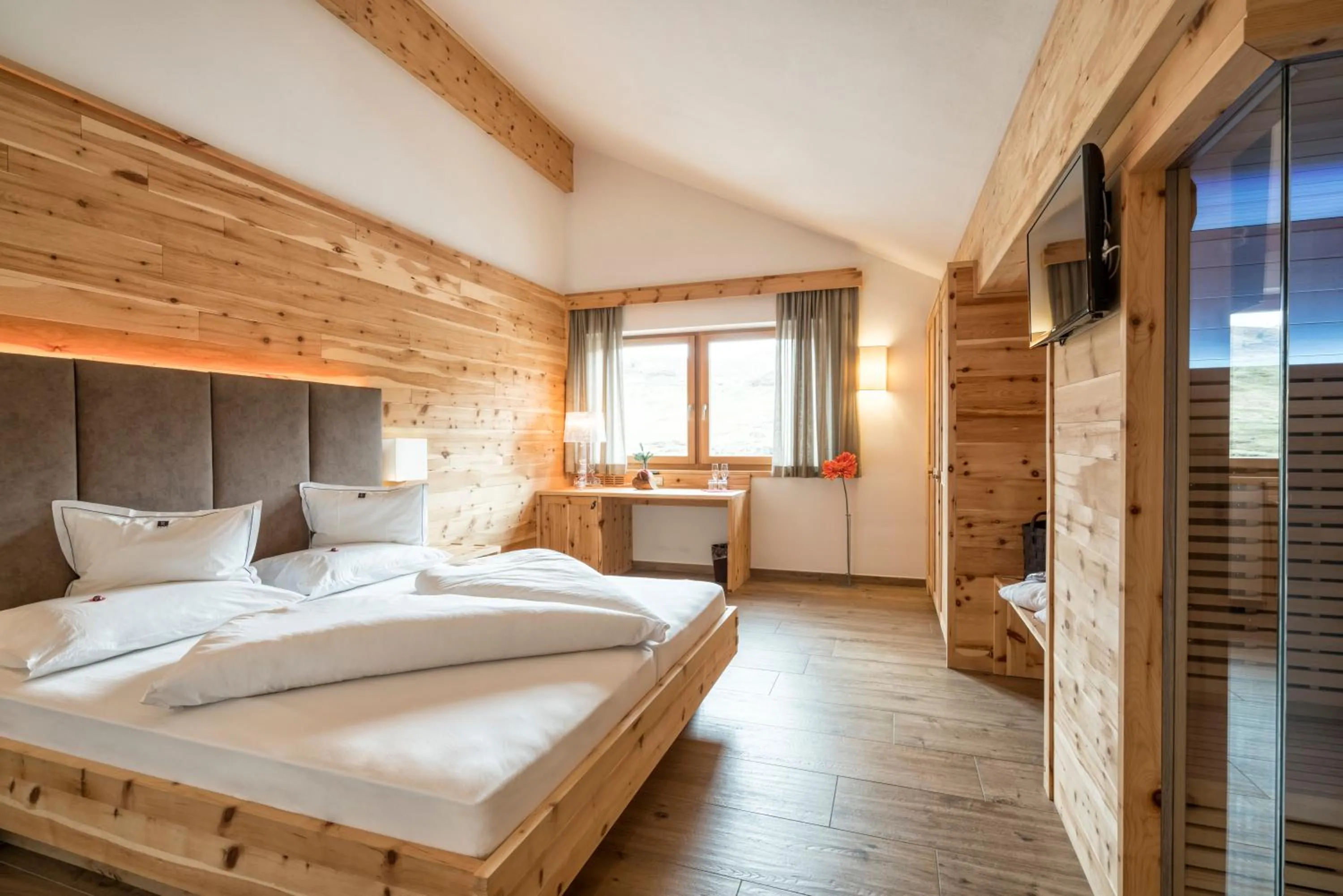 Photo of the whole room, Bed in Passo Sella Dolomiti Mountain Resort