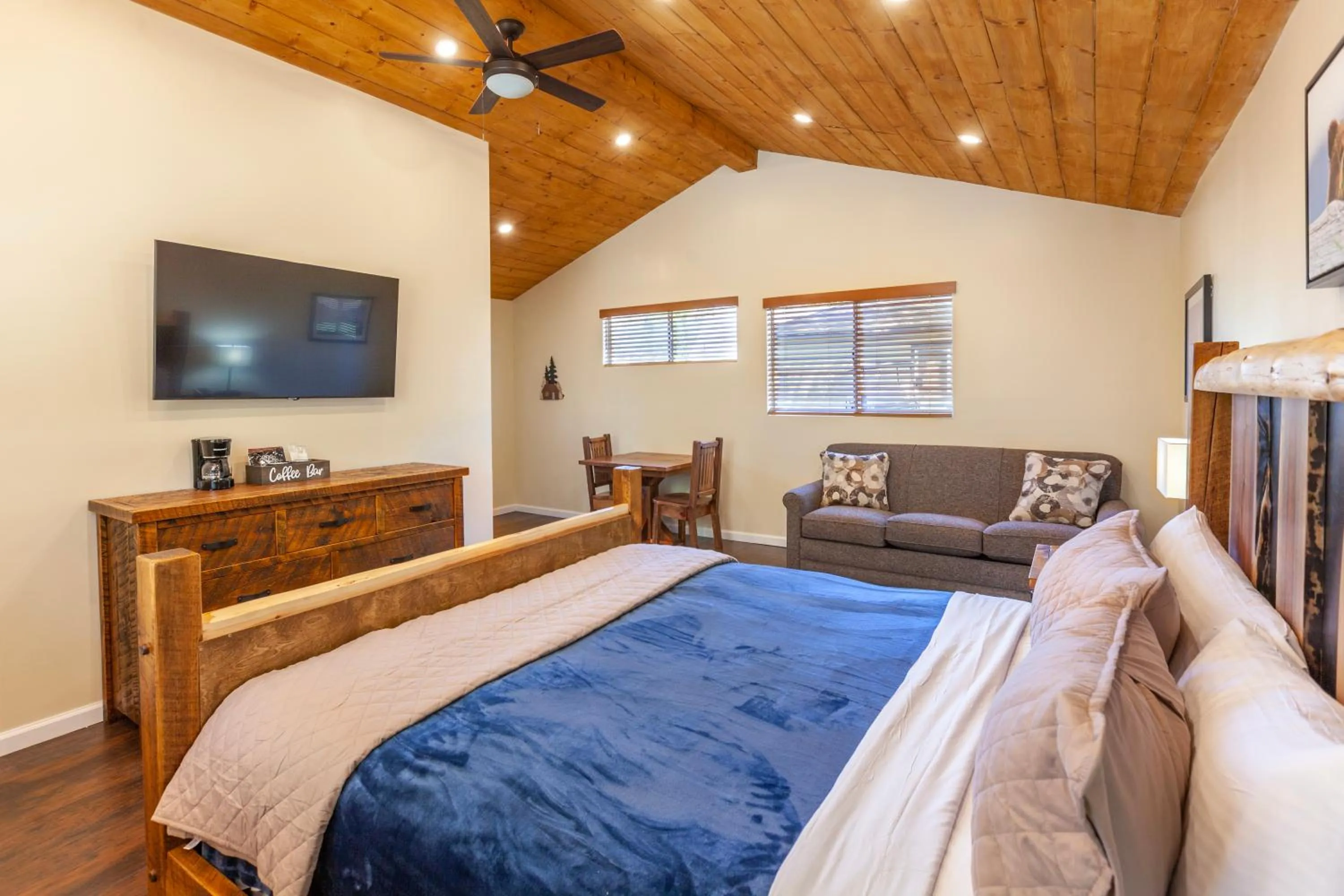 Bed in Tahquitz Pines Retreat