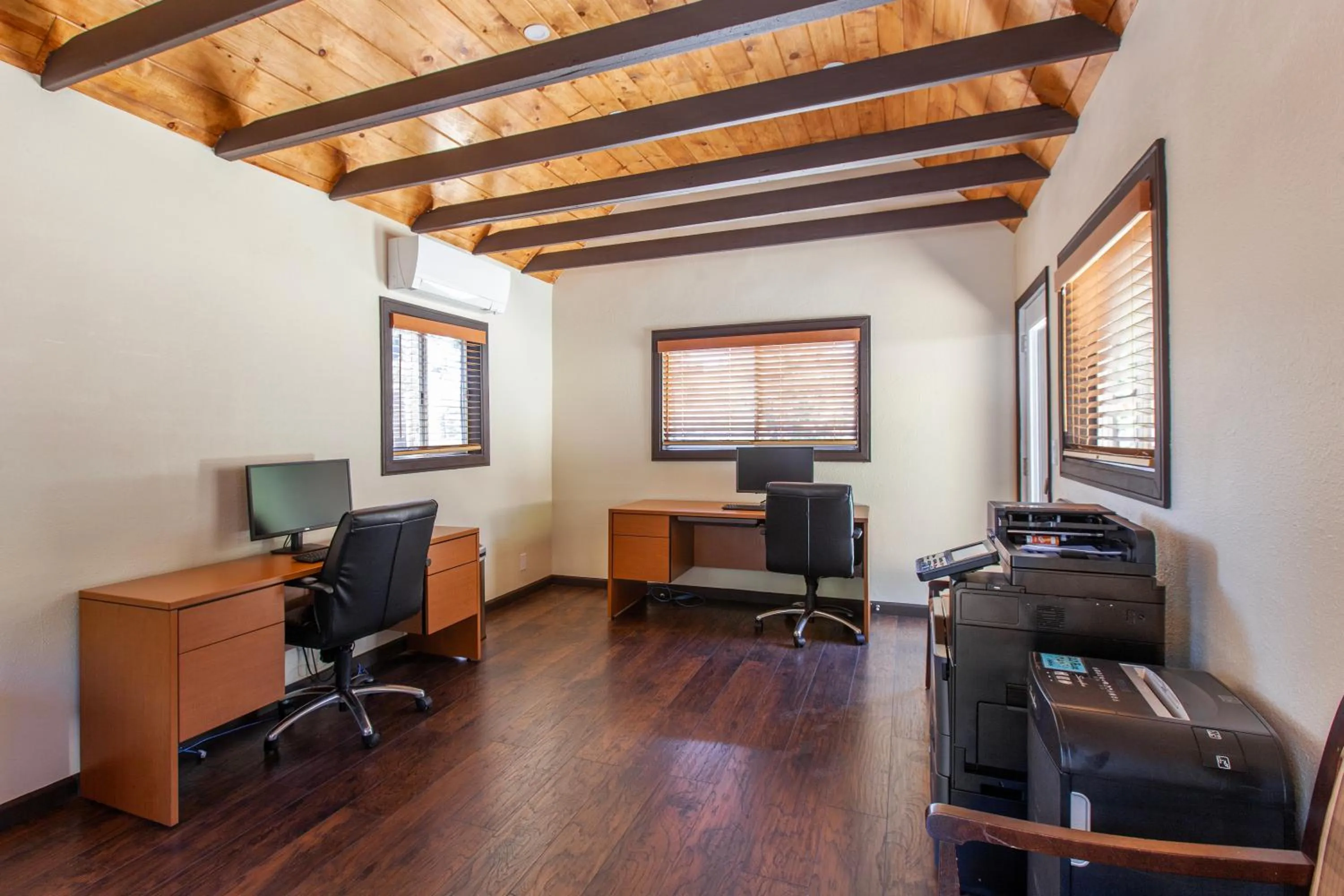 Business facilities in Tahquitz Pines Retreat