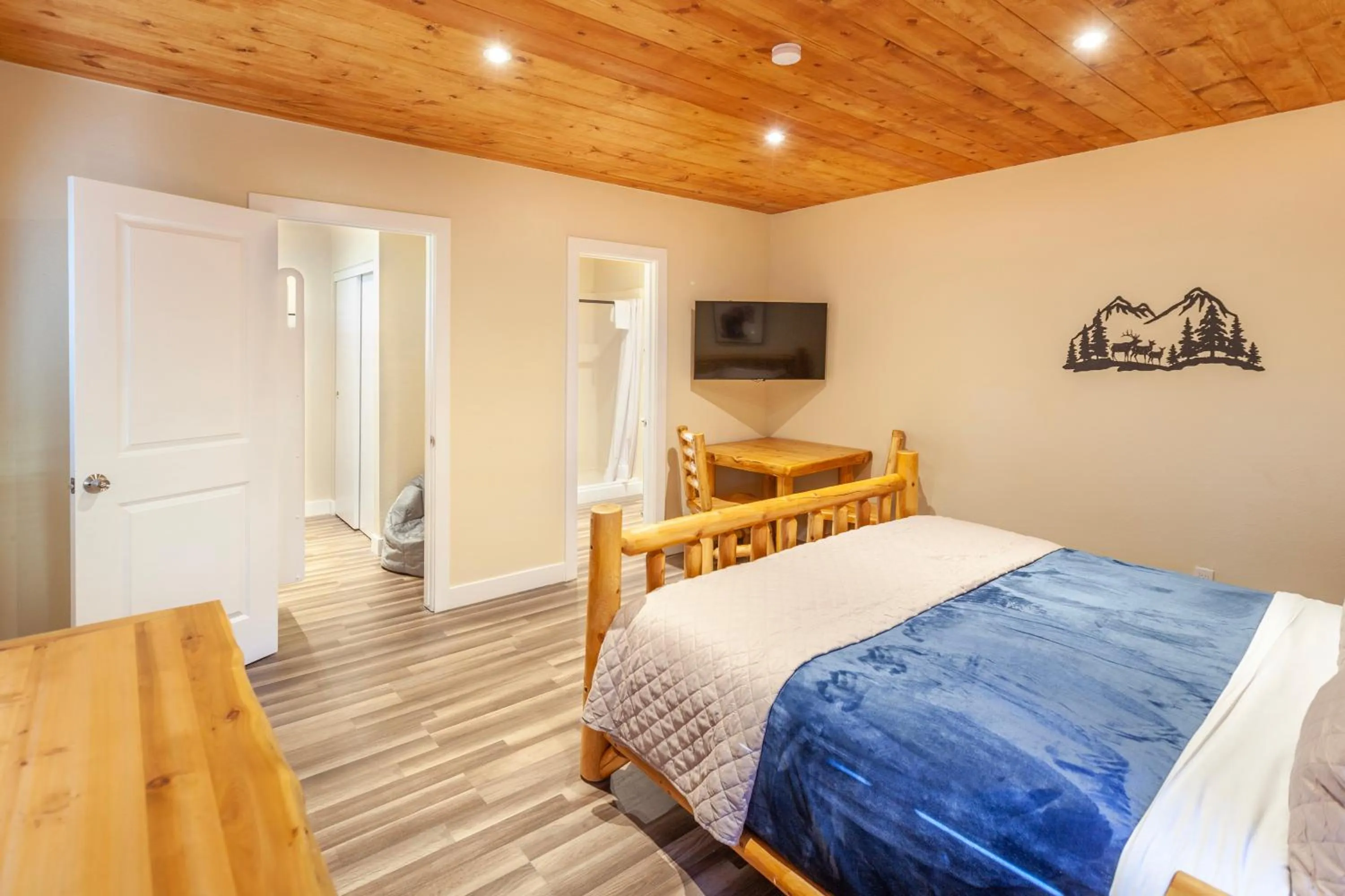 Photo of the whole room, Bed in Tahquitz Pines Retreat