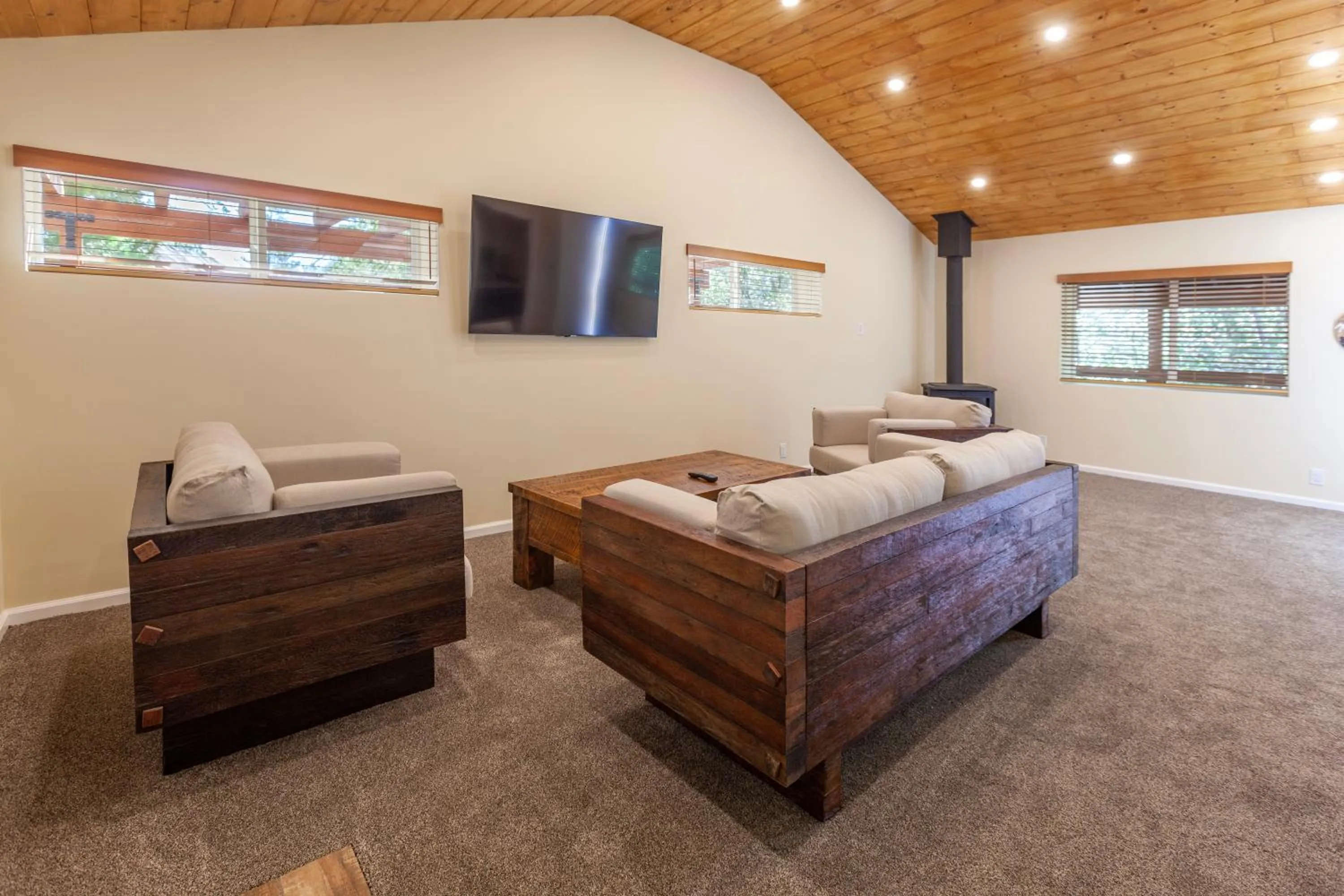 Bed in Tahquitz Pines Retreat