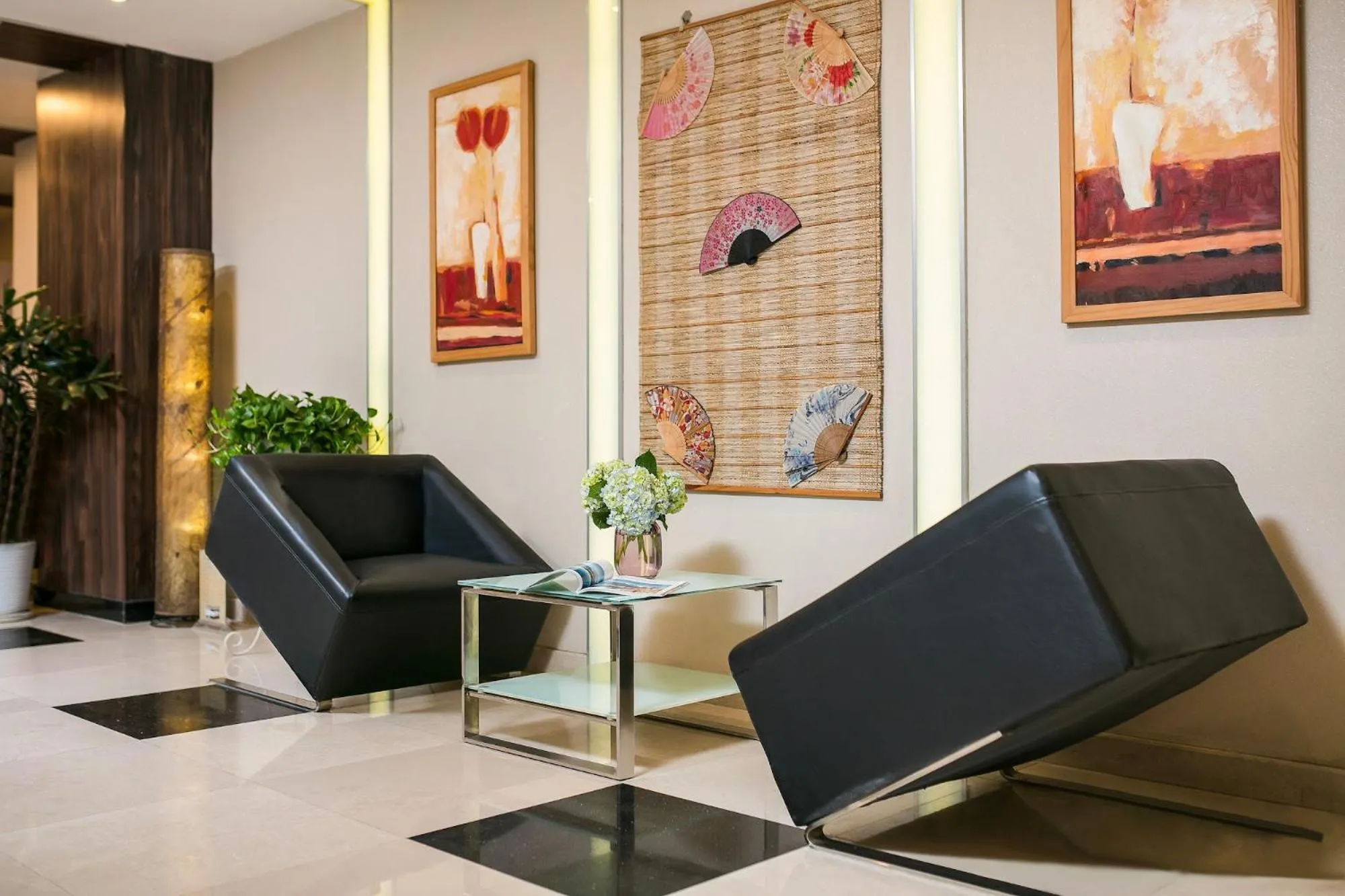 Communal lounge/ TV room in Parkside Sunline Hotel