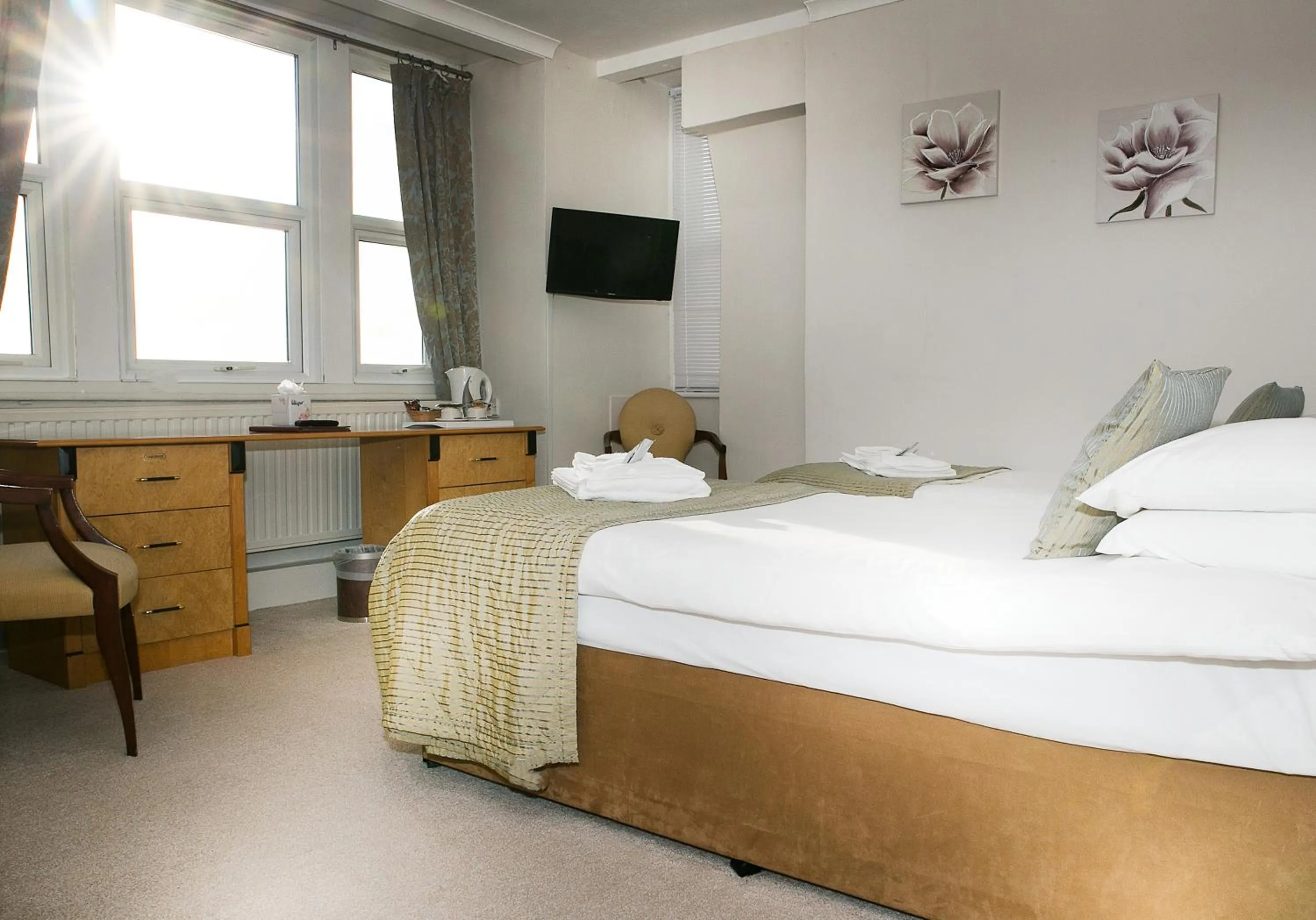 Bed in The Cumberland Hotel