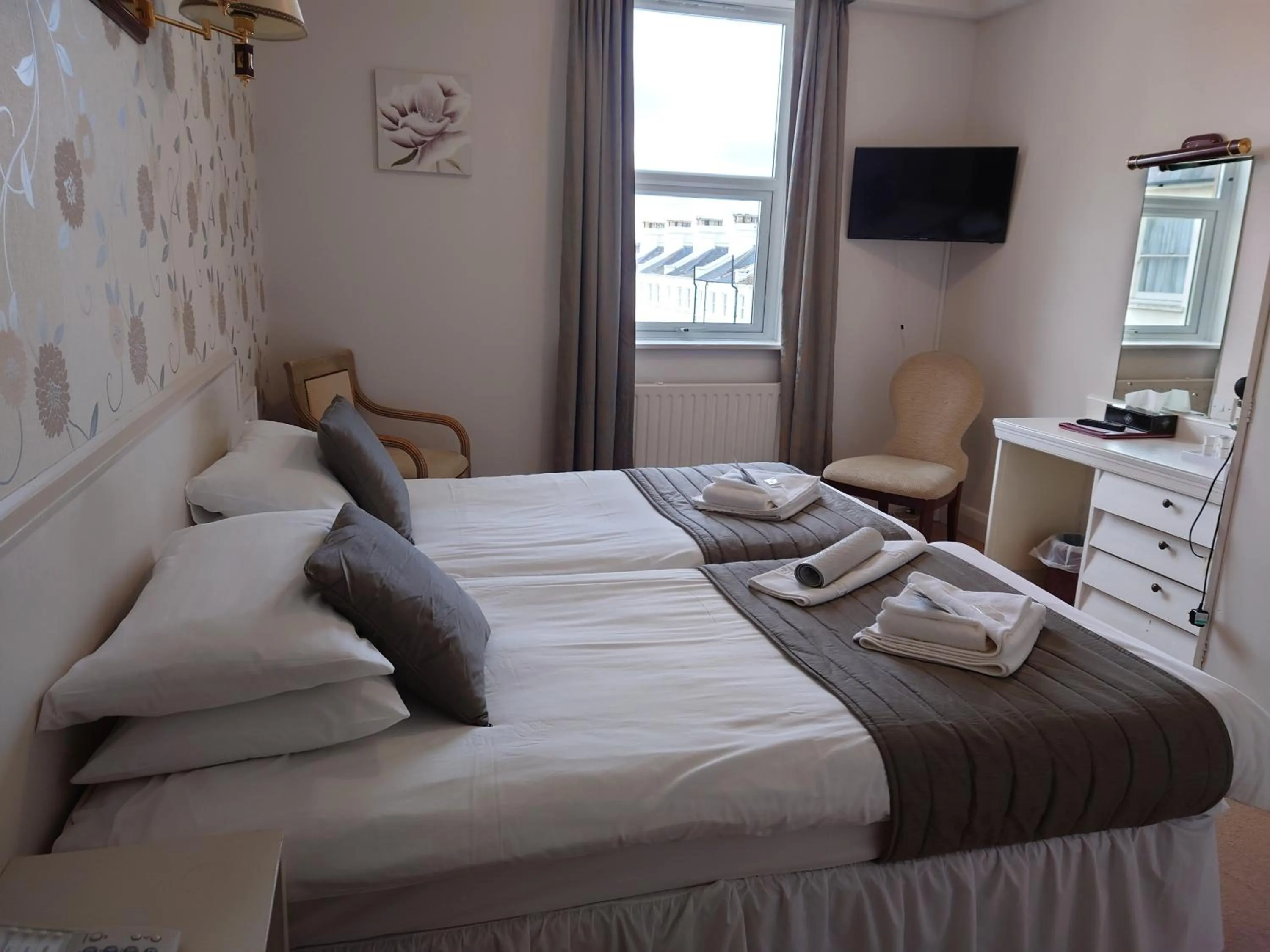 Bedroom, Bed in The Cumberland Hotel