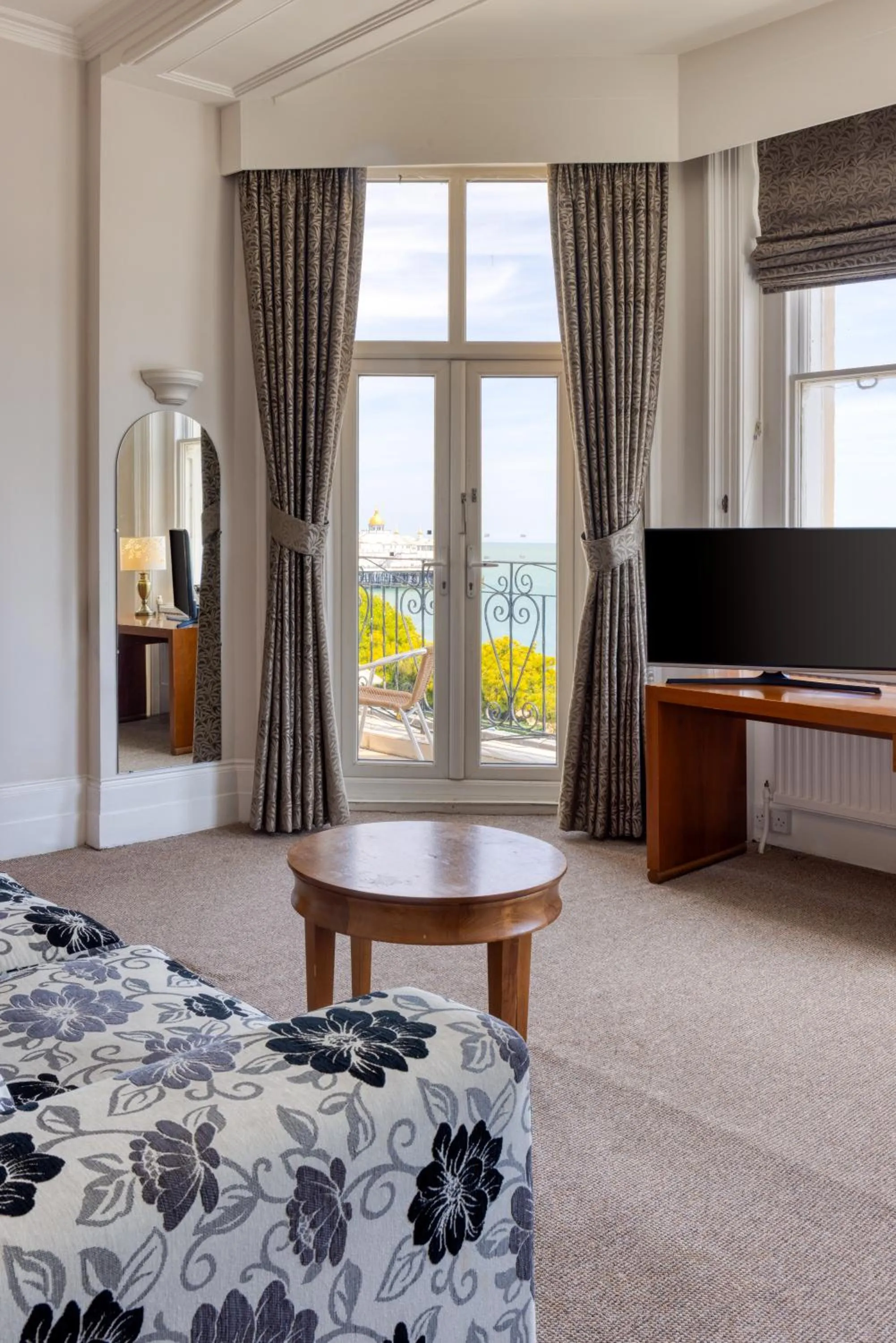 Living room, Bed in The Cumberland Hotel