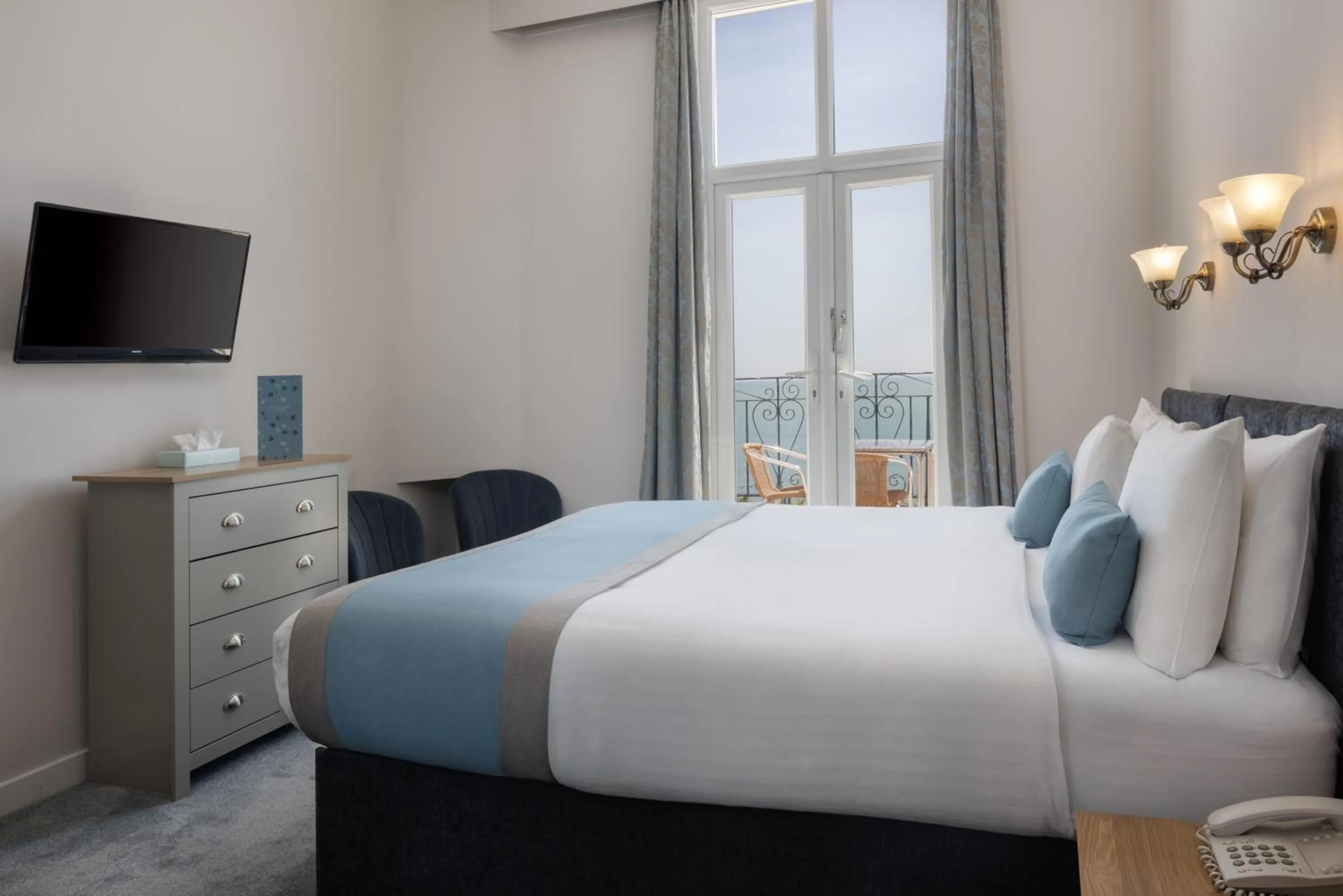 Bedroom, Bed in The Cumberland Hotel