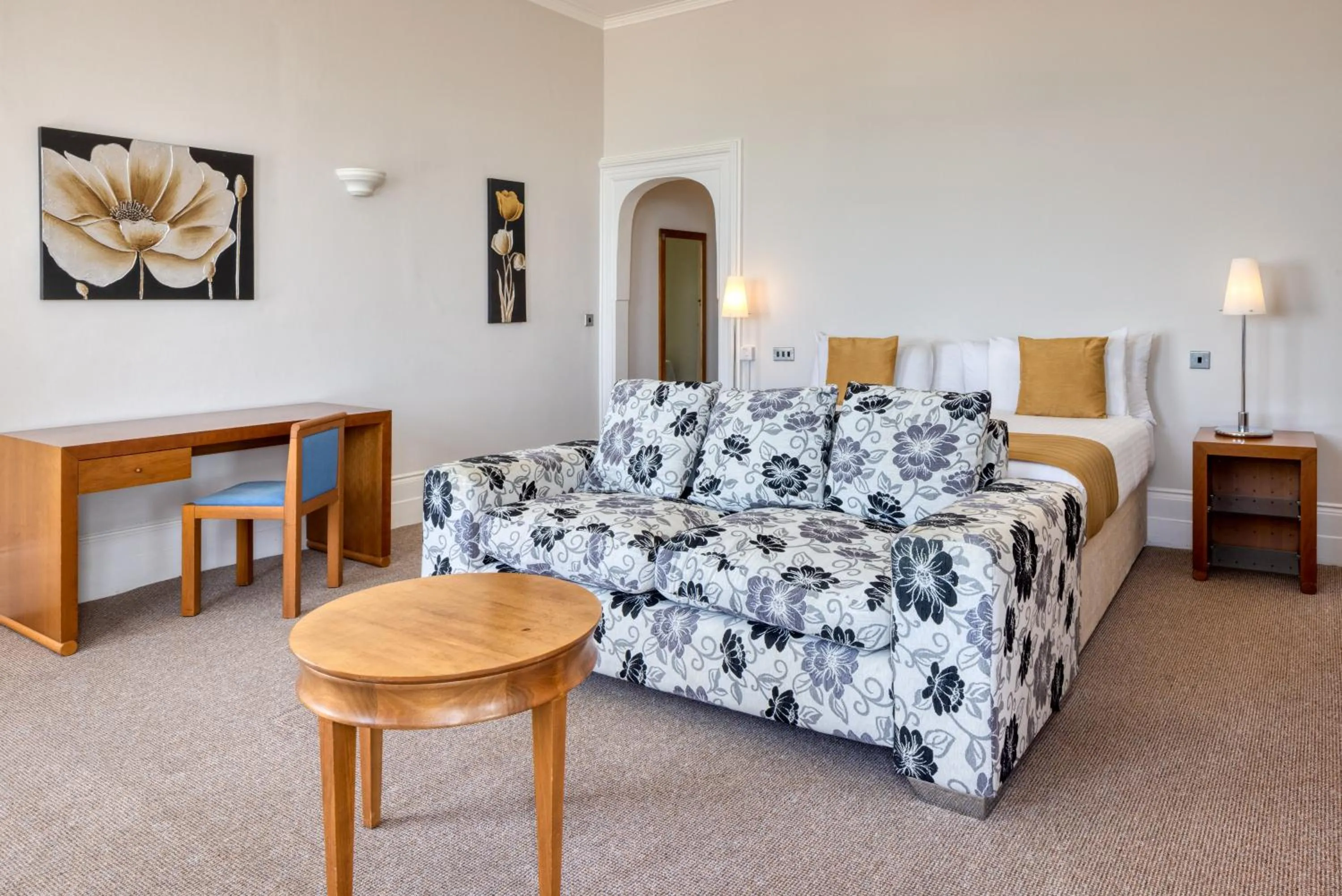 Photo of the whole room, Bed in The Cumberland Hotel