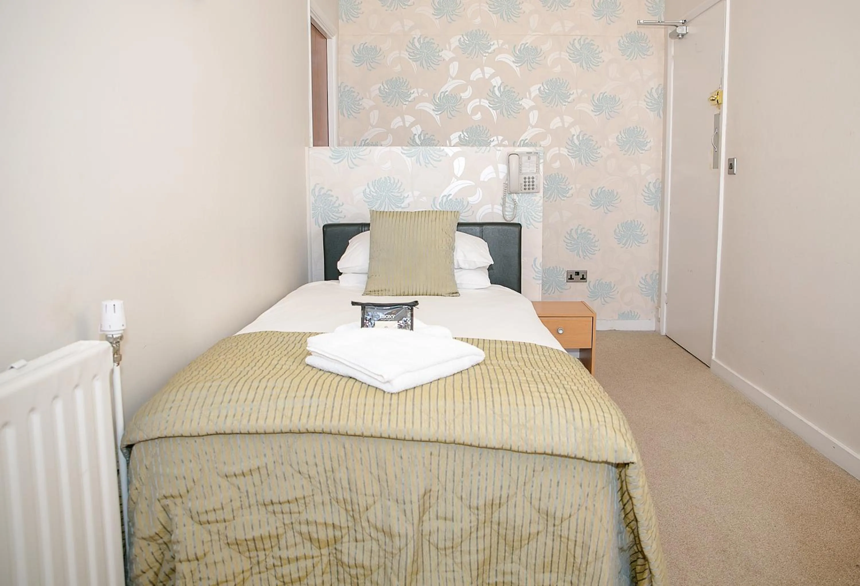 Bedroom, Bed in The Cumberland Hotel