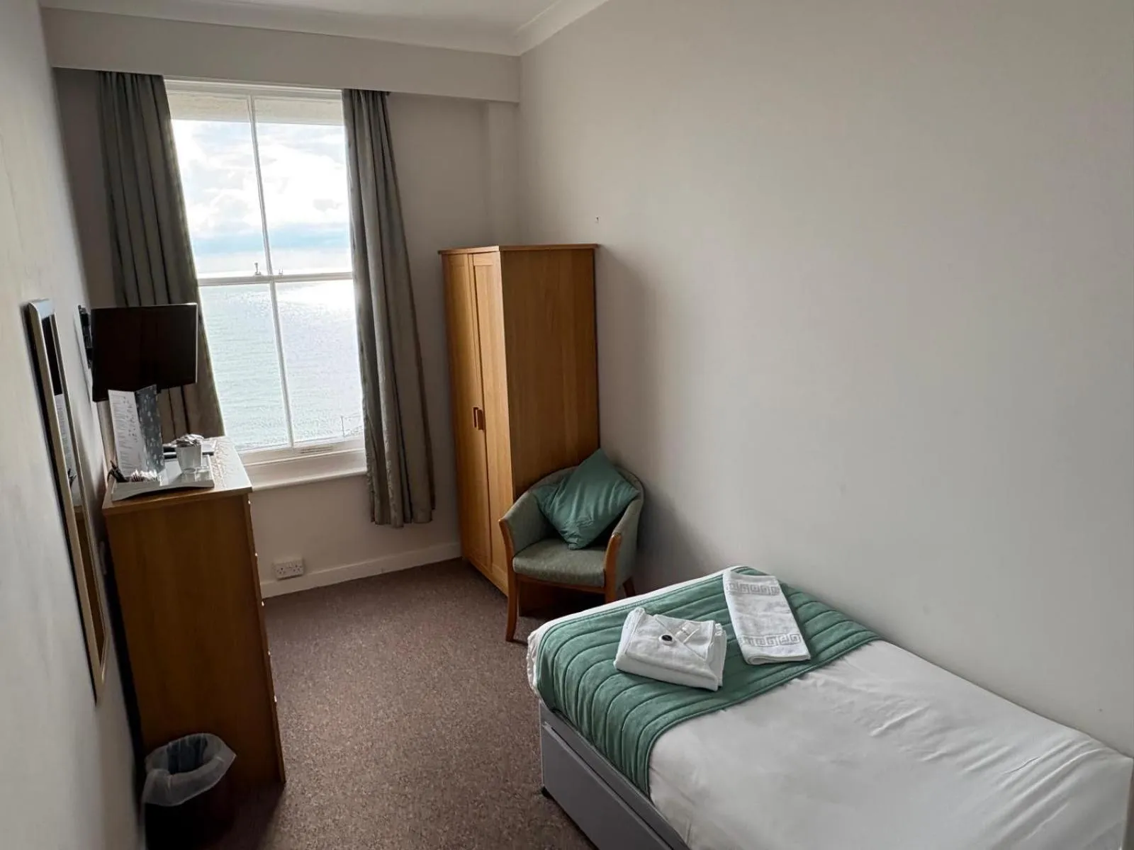 Bedroom, Bed in The Cumberland Hotel