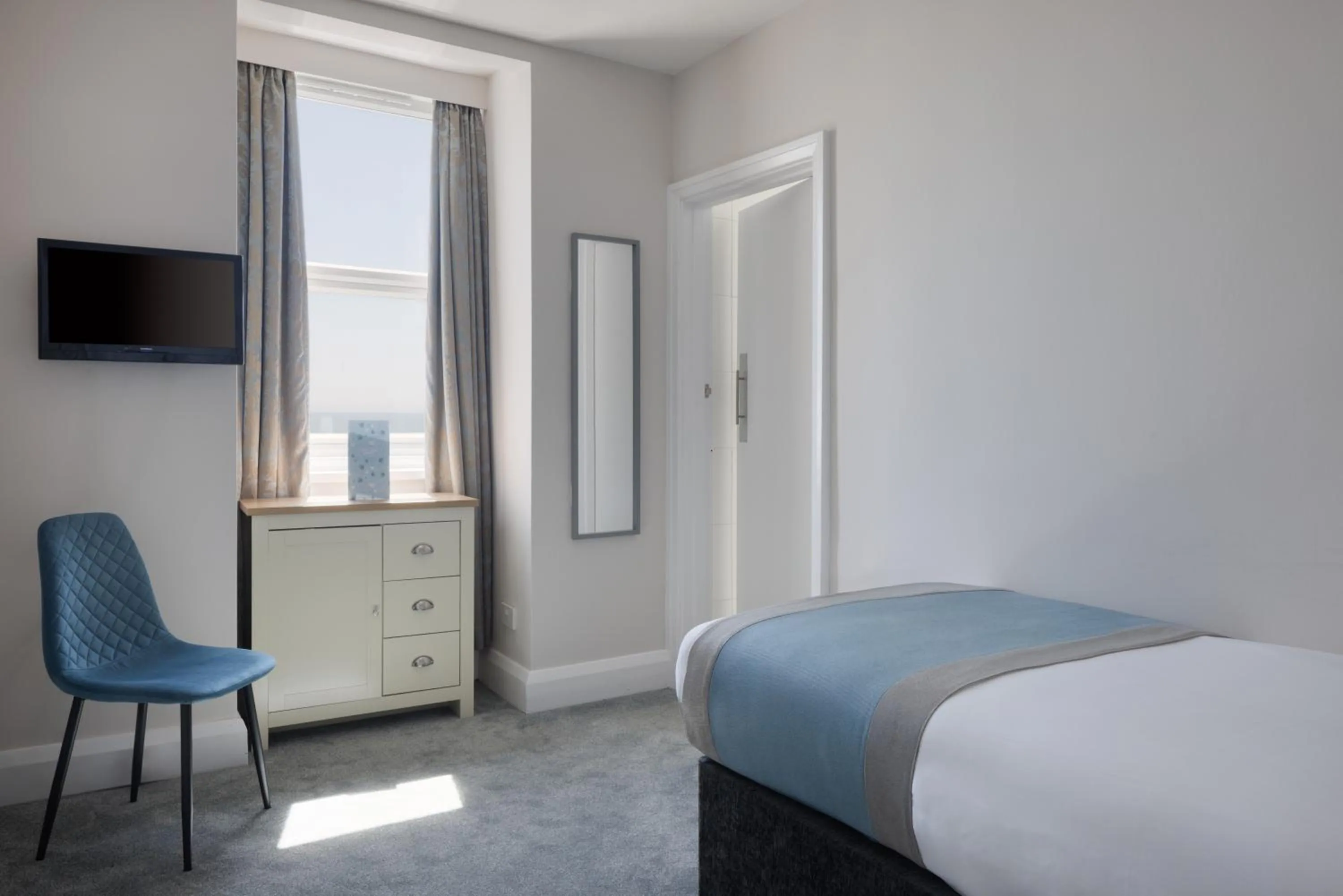 Bedroom, Bed in The Cumberland Hotel