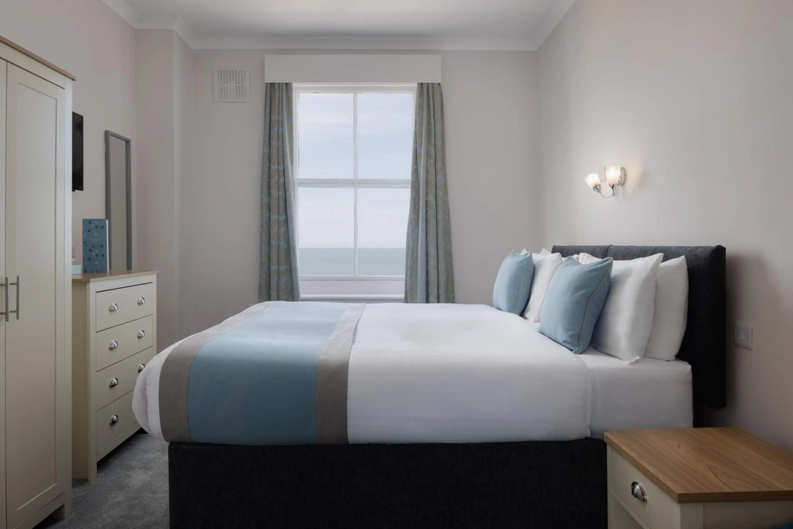 Bedroom, Bed in The Cumberland Hotel