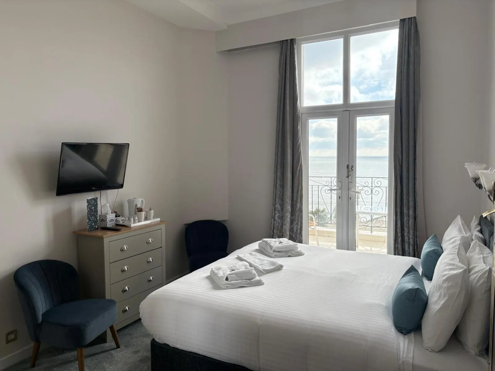 Bedroom, Bed in The Cumberland Hotel