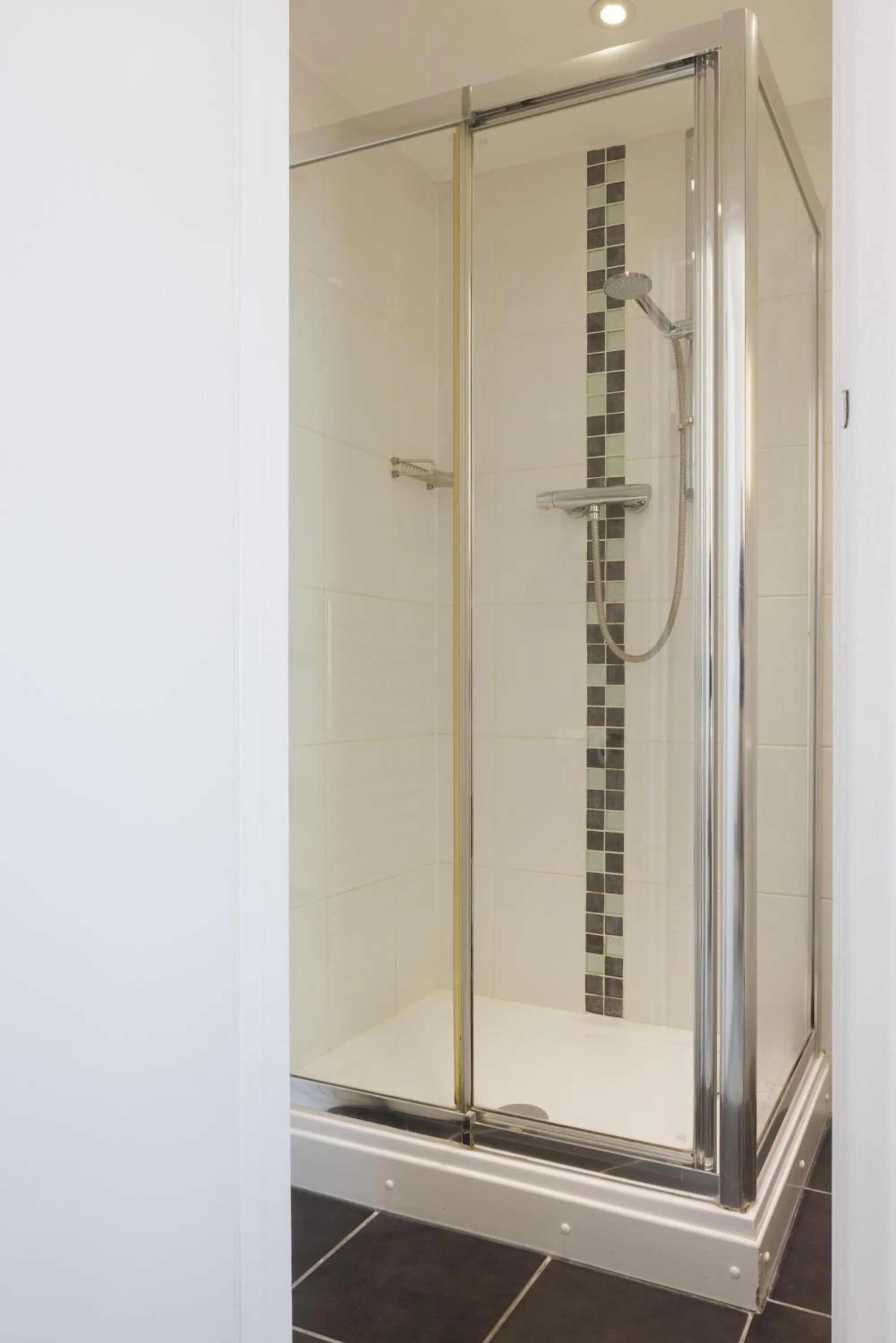 Shower in The Cumberland Hotel