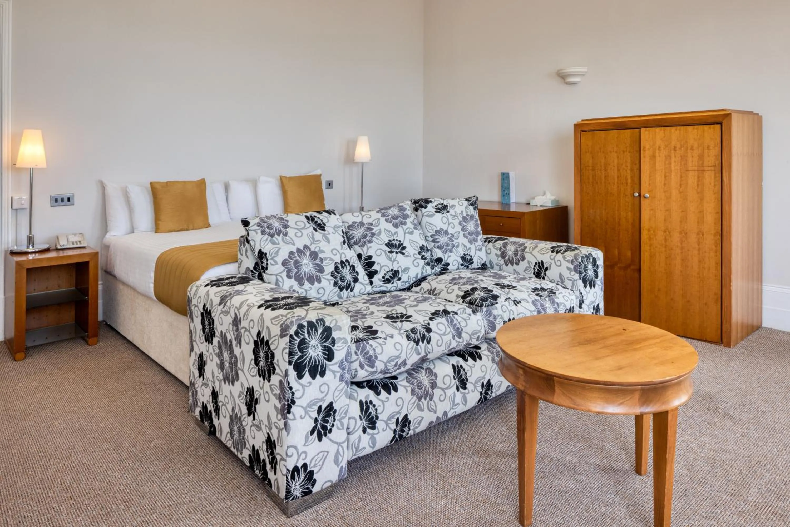 Photo of the whole room, Bed in The Cumberland Hotel