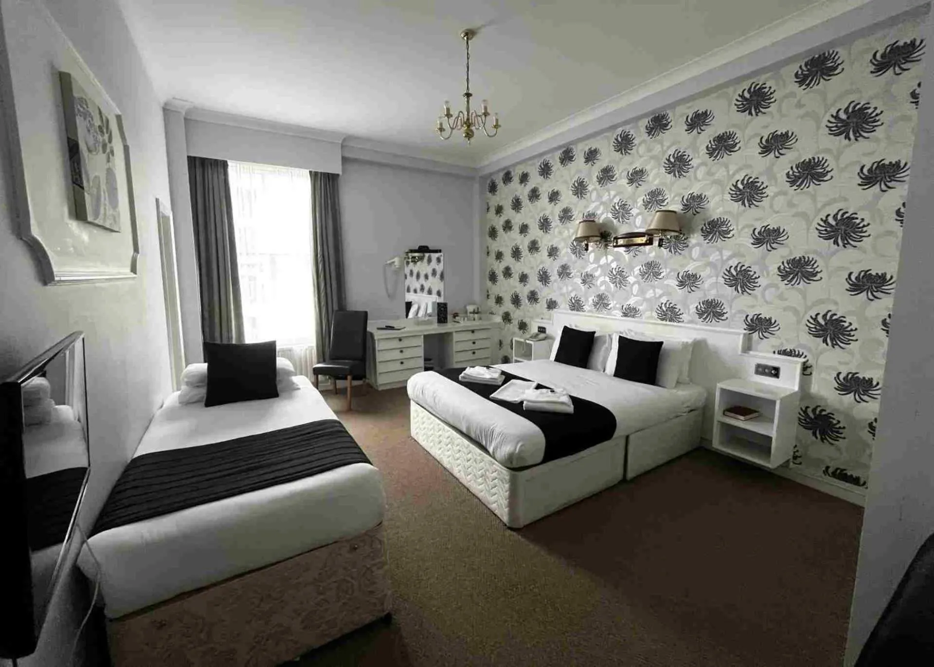 Bedroom, Bed in The Cumberland Hotel