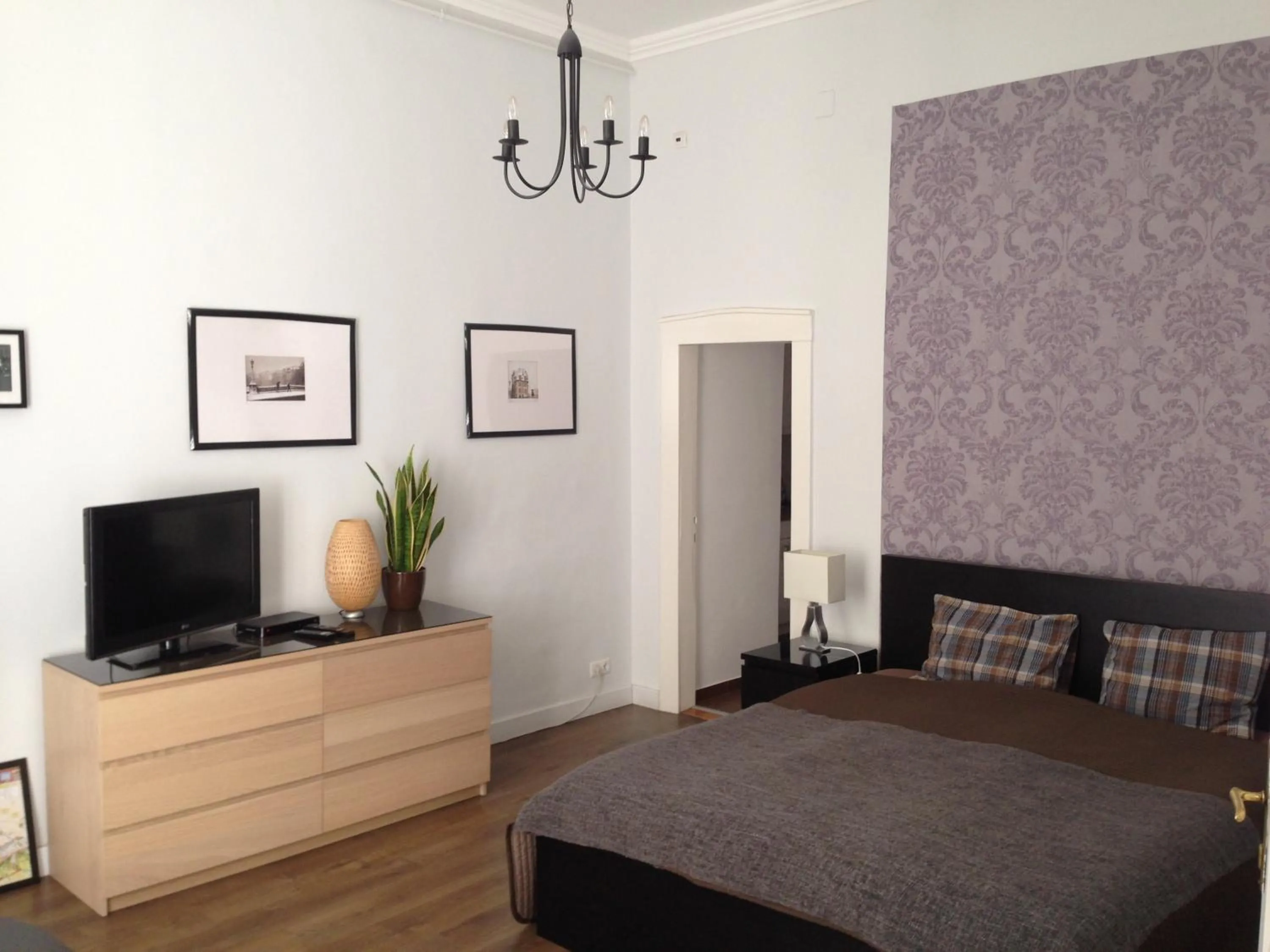 Photo of the whole room, Bed in Private Apartment Centertown