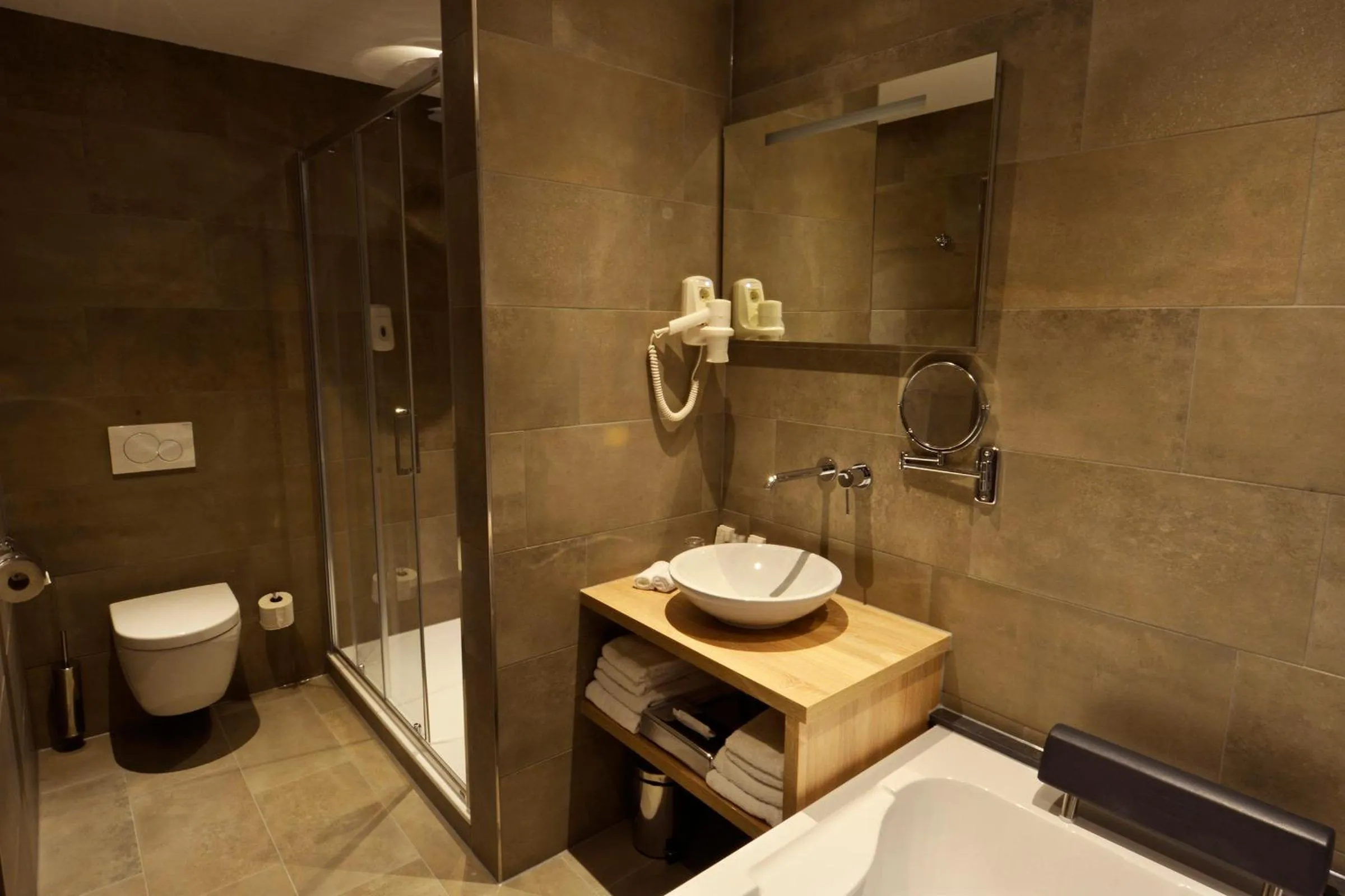 Shower in Hotel De Zoete Inval Haarlemmerliede