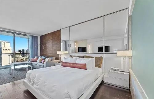 Luxury Hotel Suite With Private Strip View Balcony