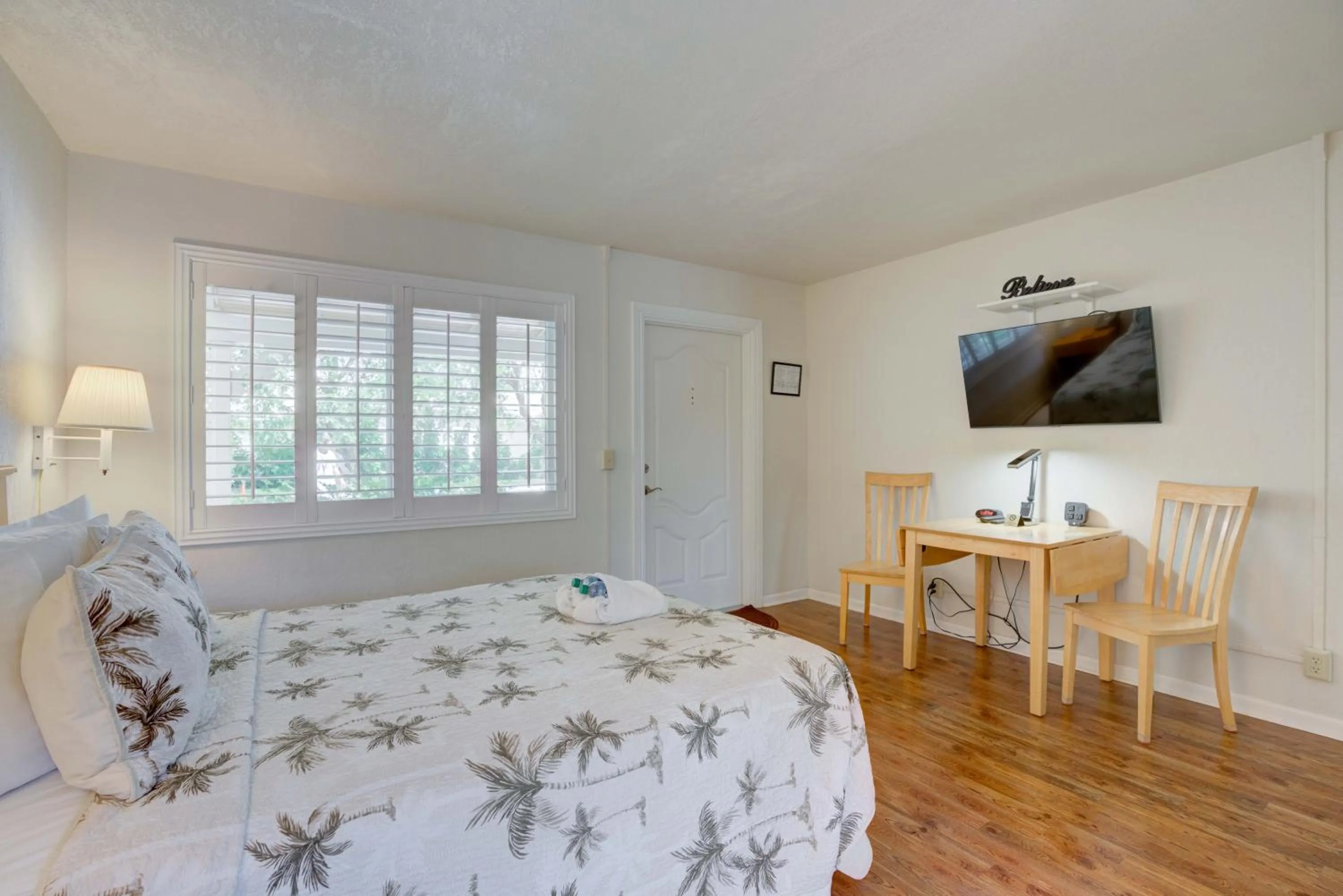 Bed in Tequesta Palms Inn