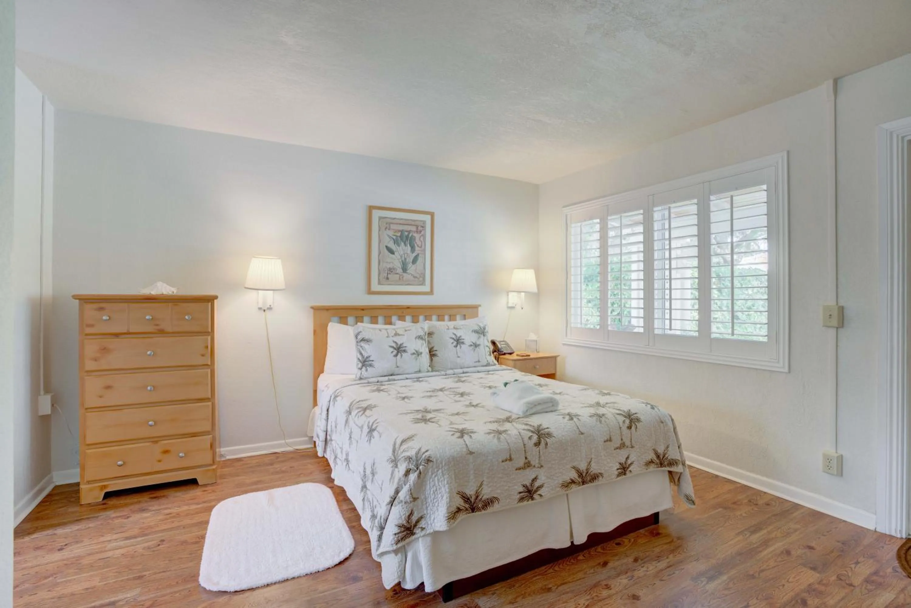 Bed in Tequesta Palms Inn