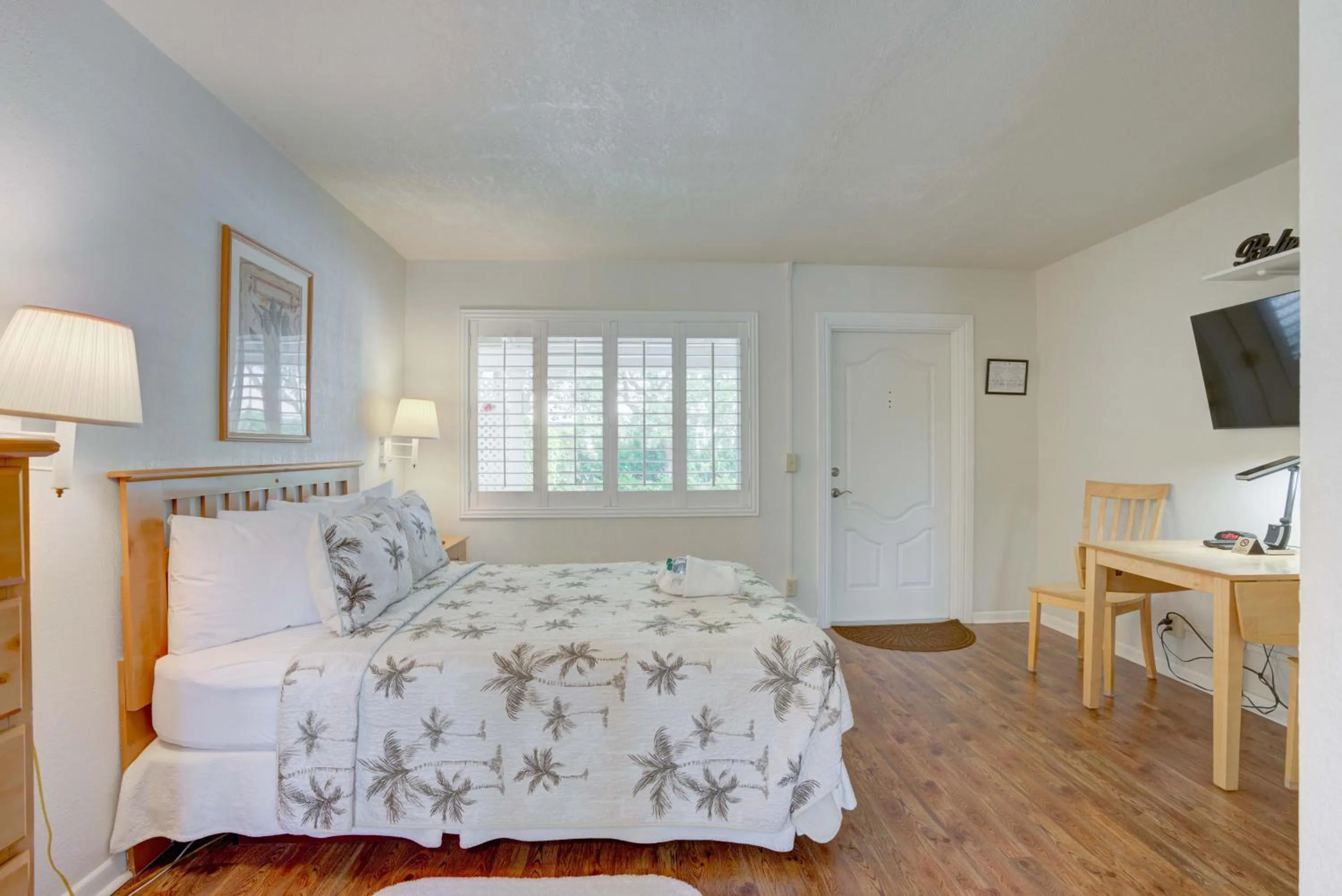 Bed in Tequesta Palms Inn