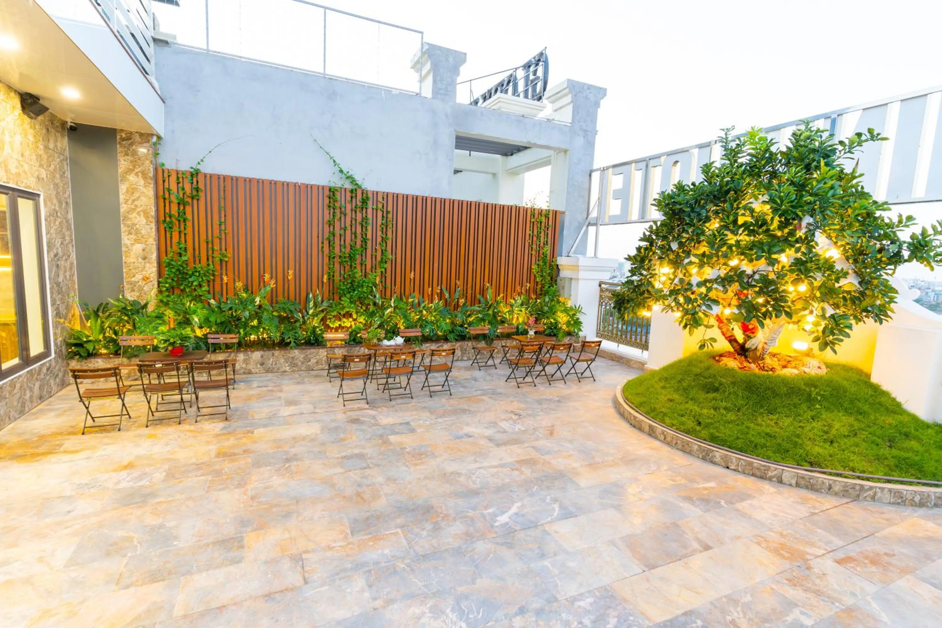 Garden in CM Hotel & Apartment