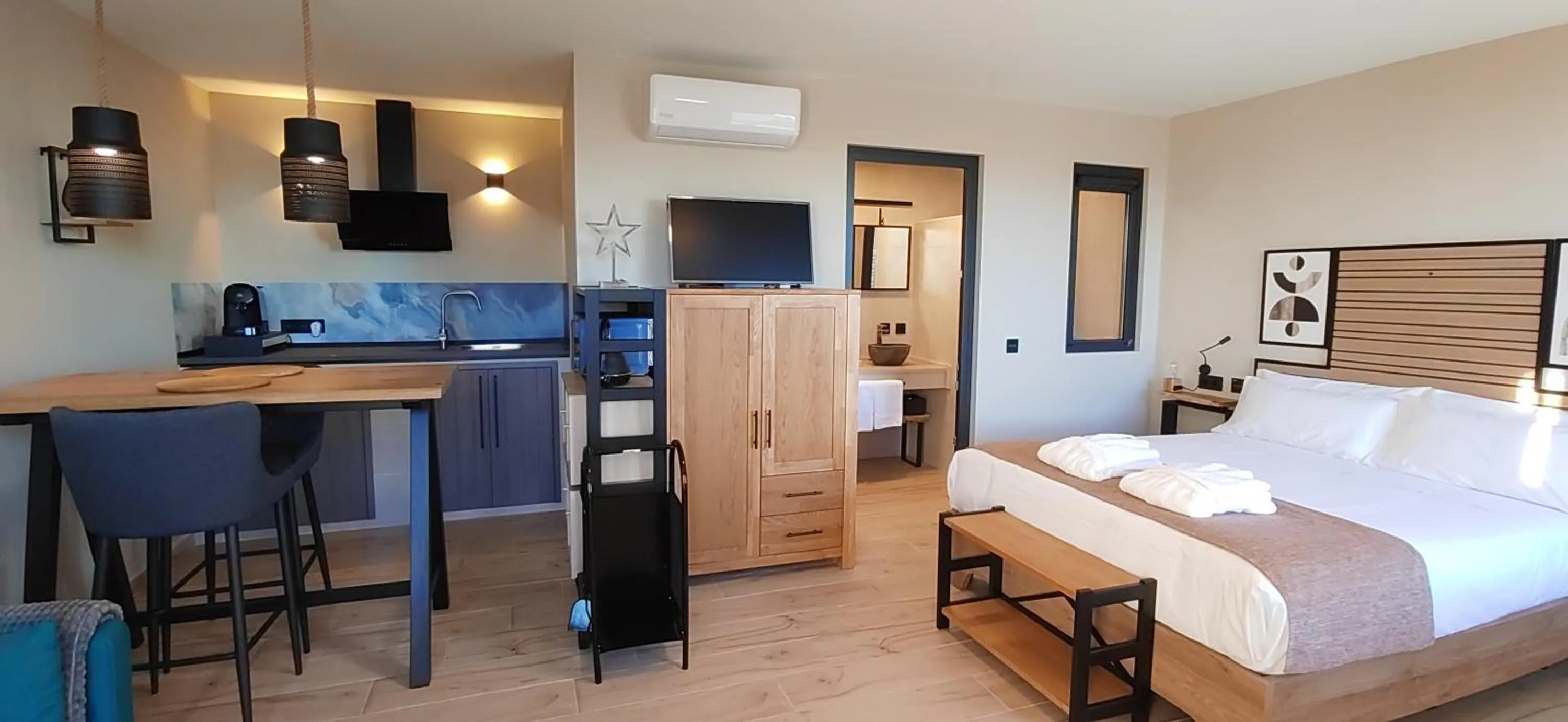 Photo of the whole room, Bed in Las estrellas del duende