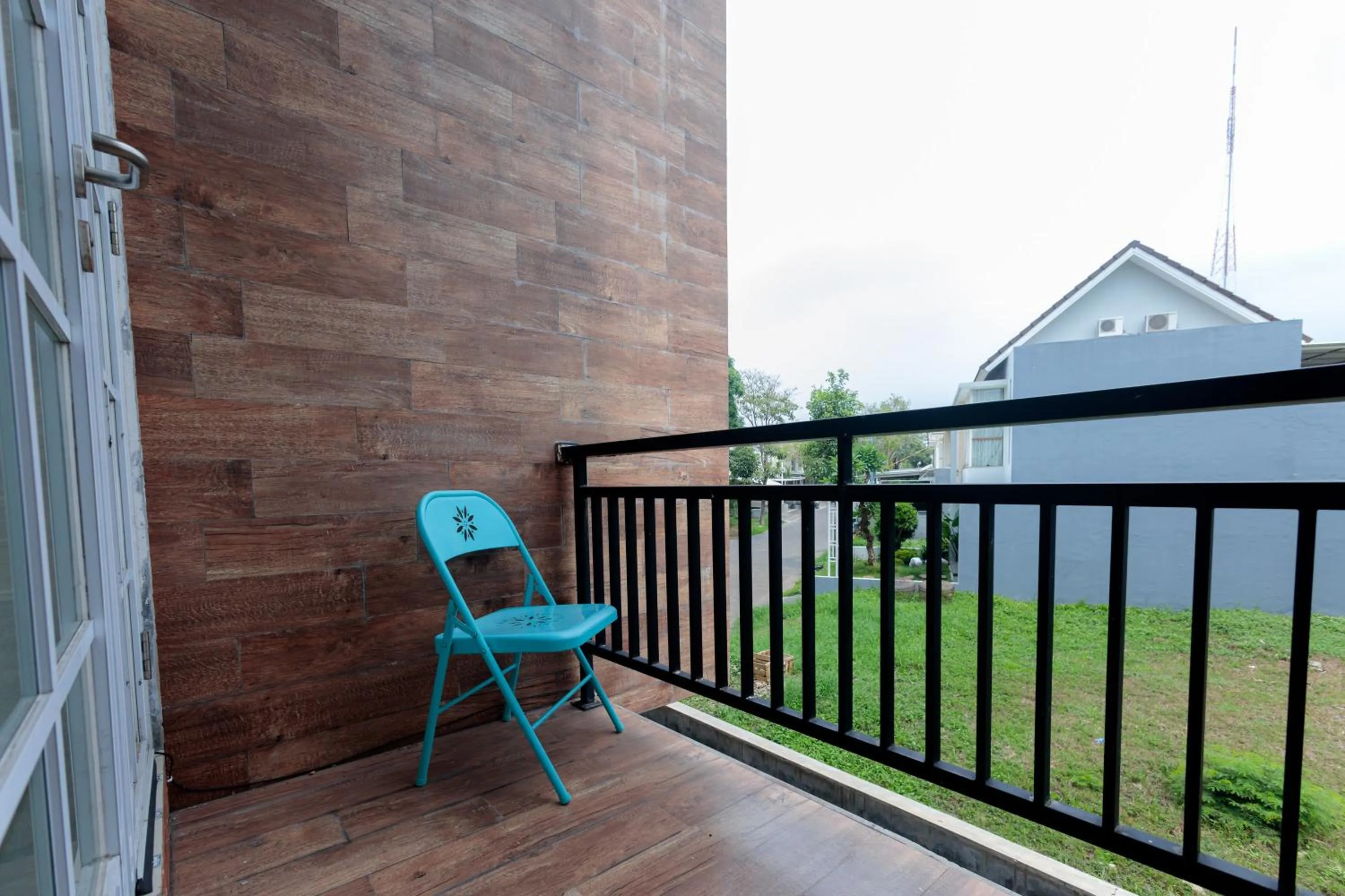 Seating area in Urbanview Blessing Residence Surabaya by RedDoorz