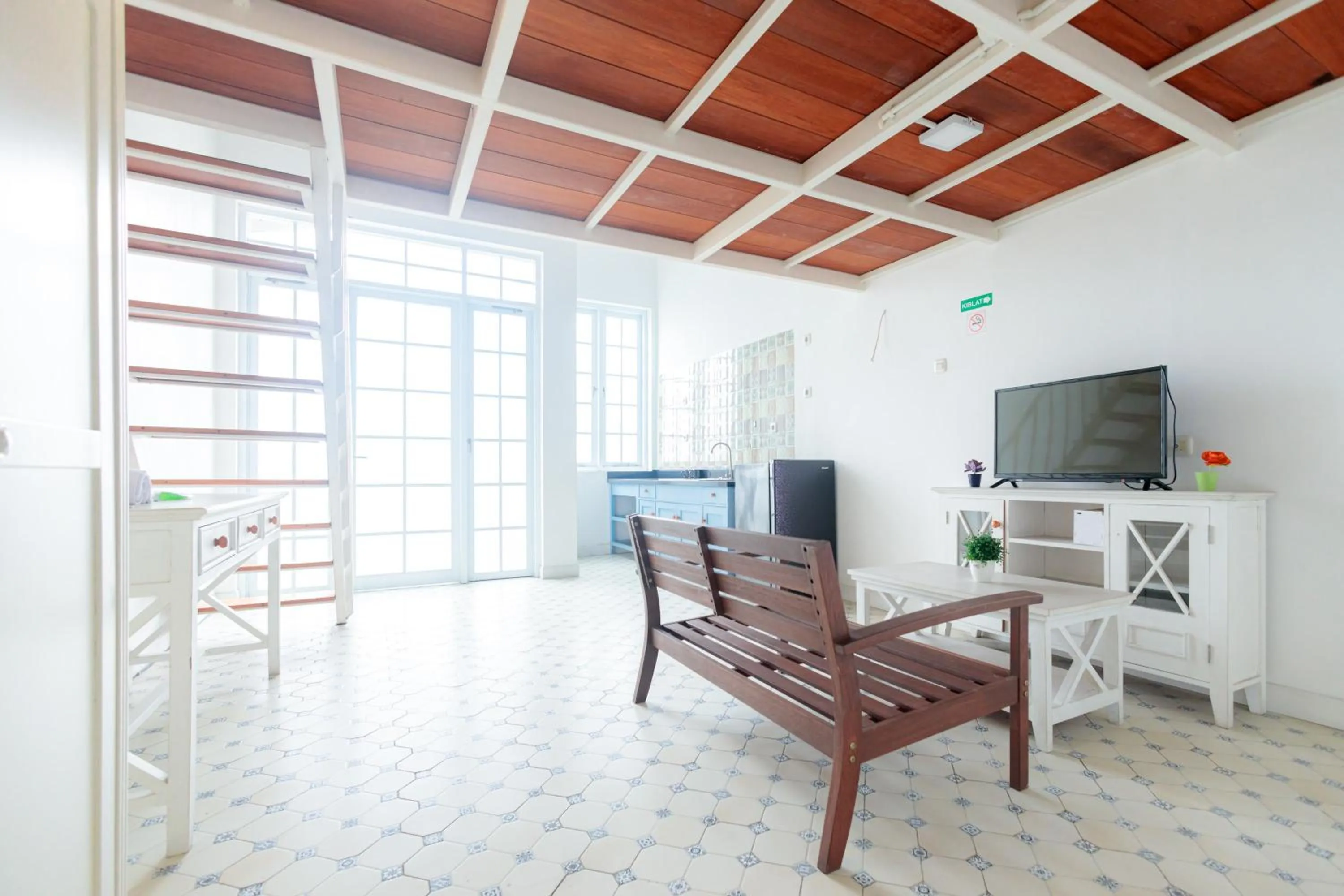 TV and multimedia in Urbanview Blessing Residence Surabaya by RedDoorz