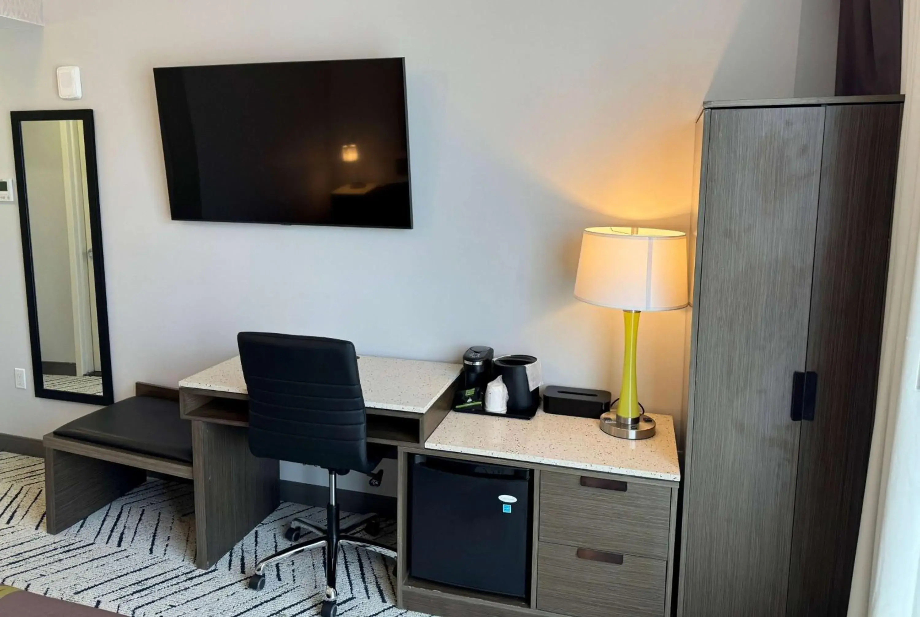 Photo of the whole room in Super 8 by Wyndham Bronx Near Stadium Photo of the whole room in Super 8 by Wyndham Bronx Near Stadium