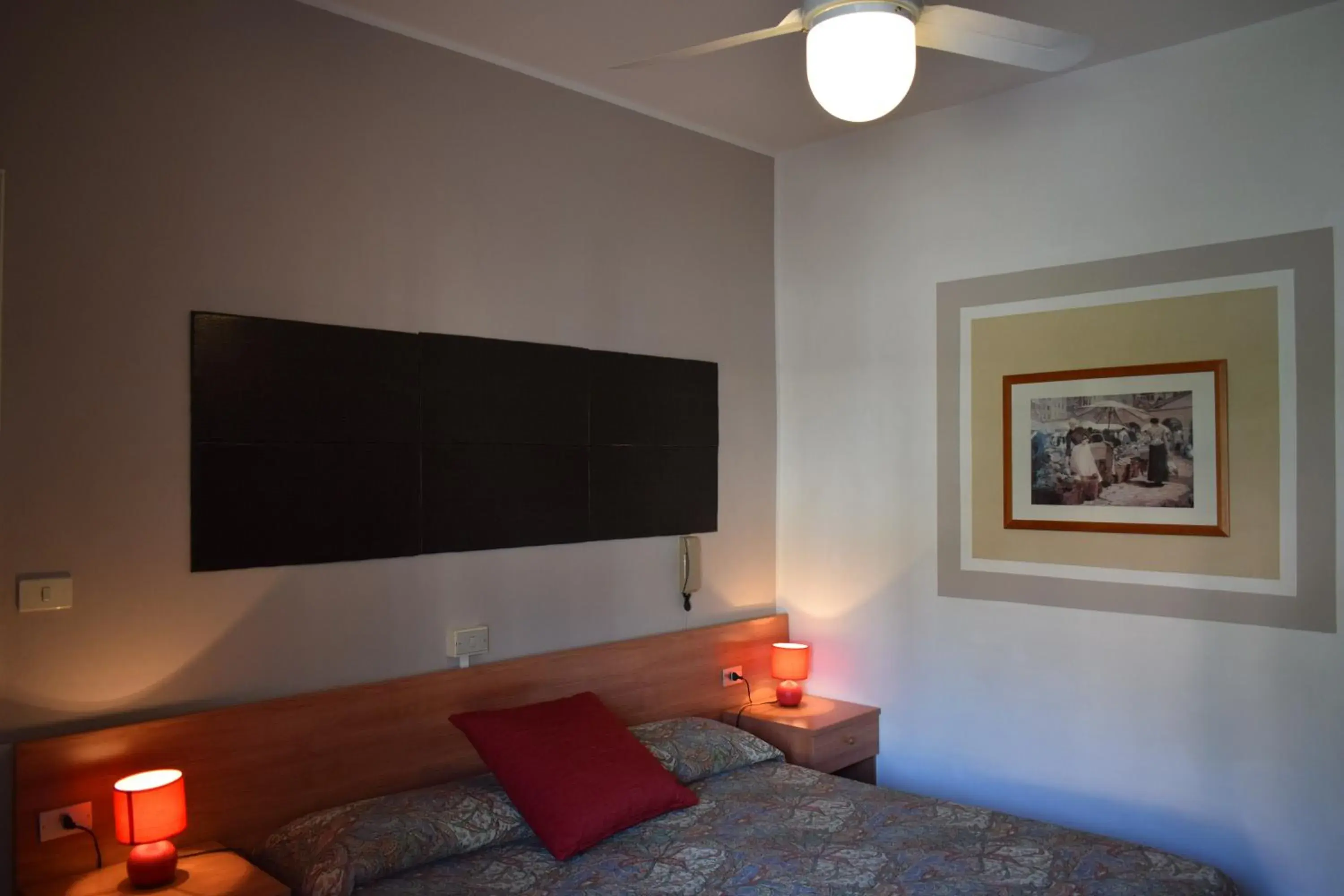 Bedroom, TV/Entertainment Center in Albergo Al Pescatore