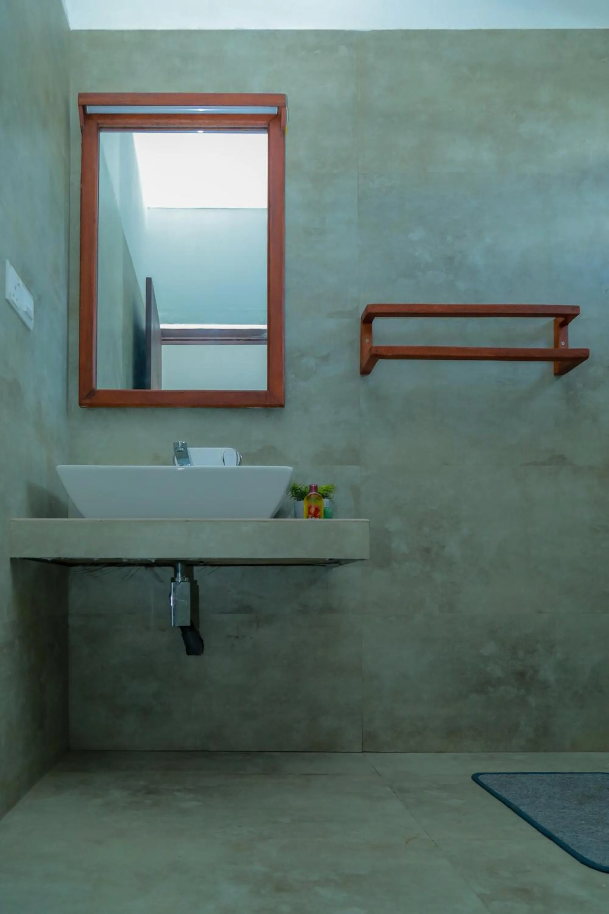 Bathroom in Traveller's Hotel Hikkaduwa