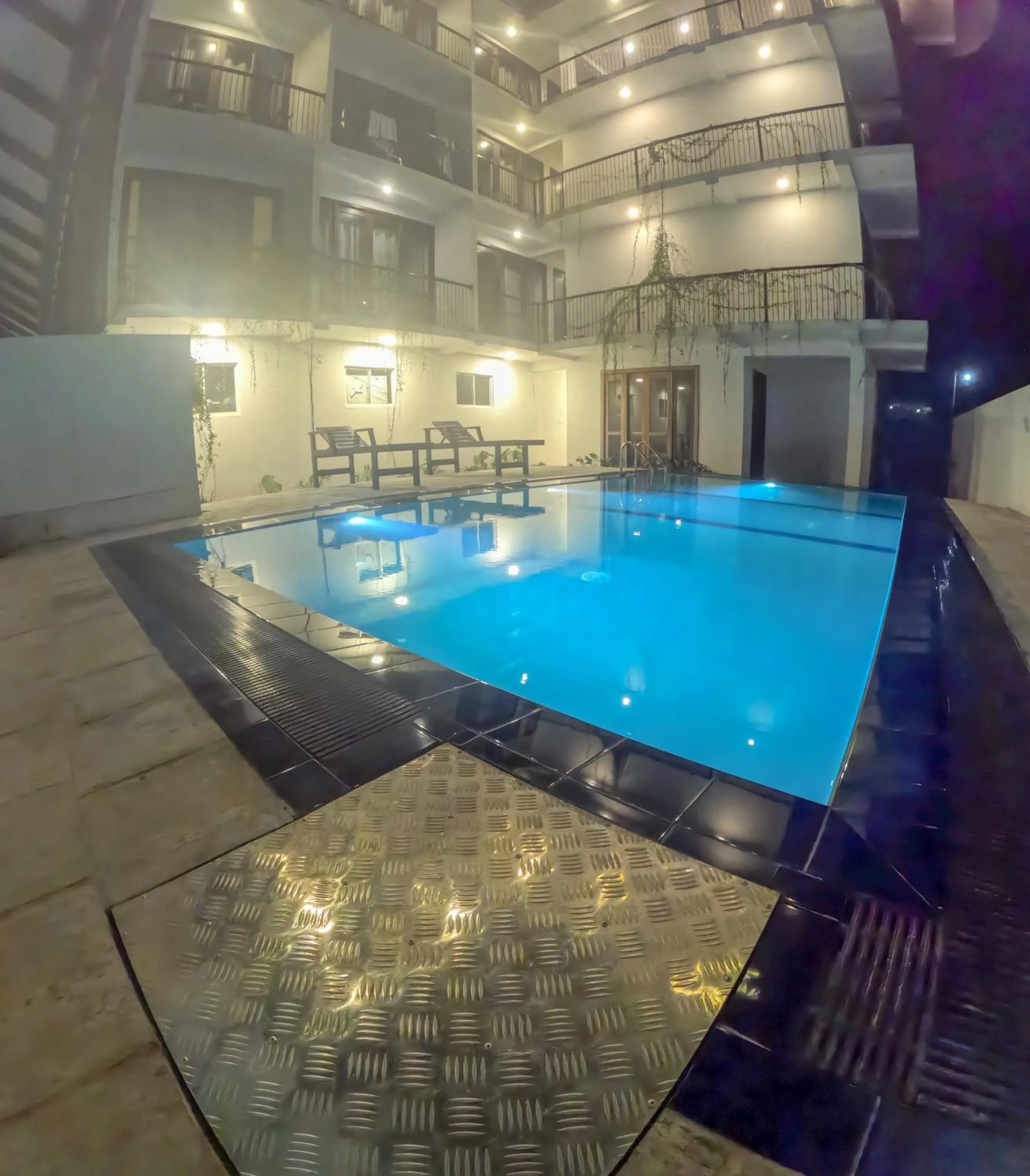 Pool view in Traveller's Hotel Hikkaduwa