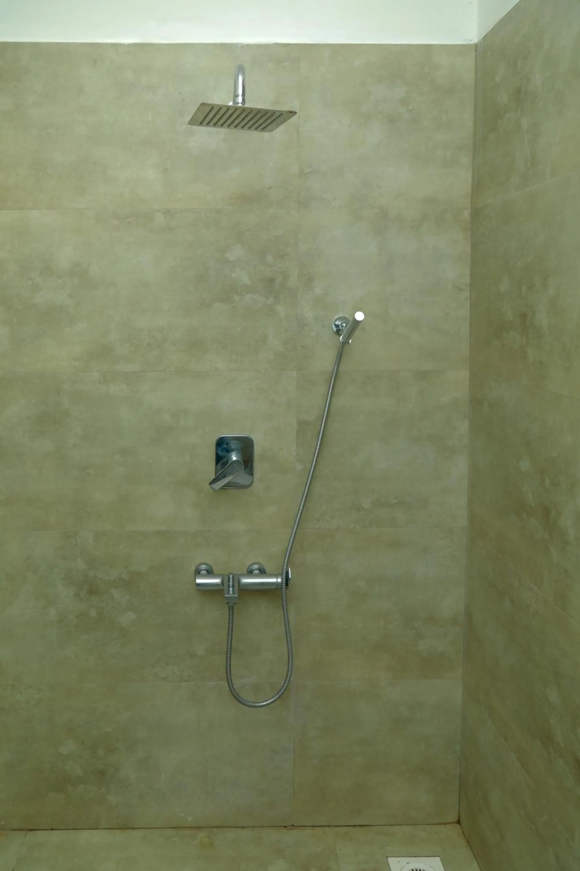 Shower in Traveller's Hotel Hikkaduwa
