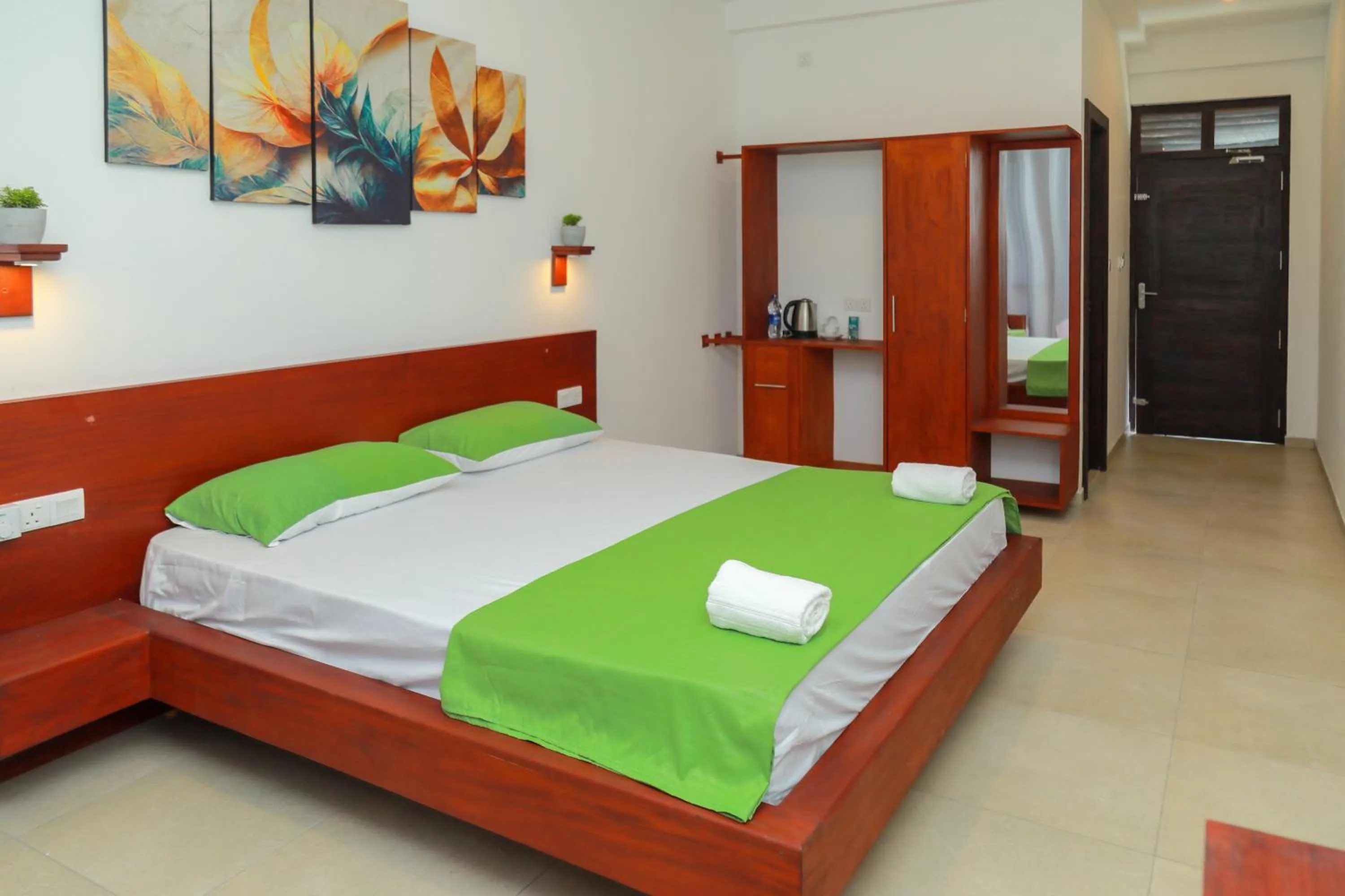 Bed in Traveller's Hotel Hikkaduwa