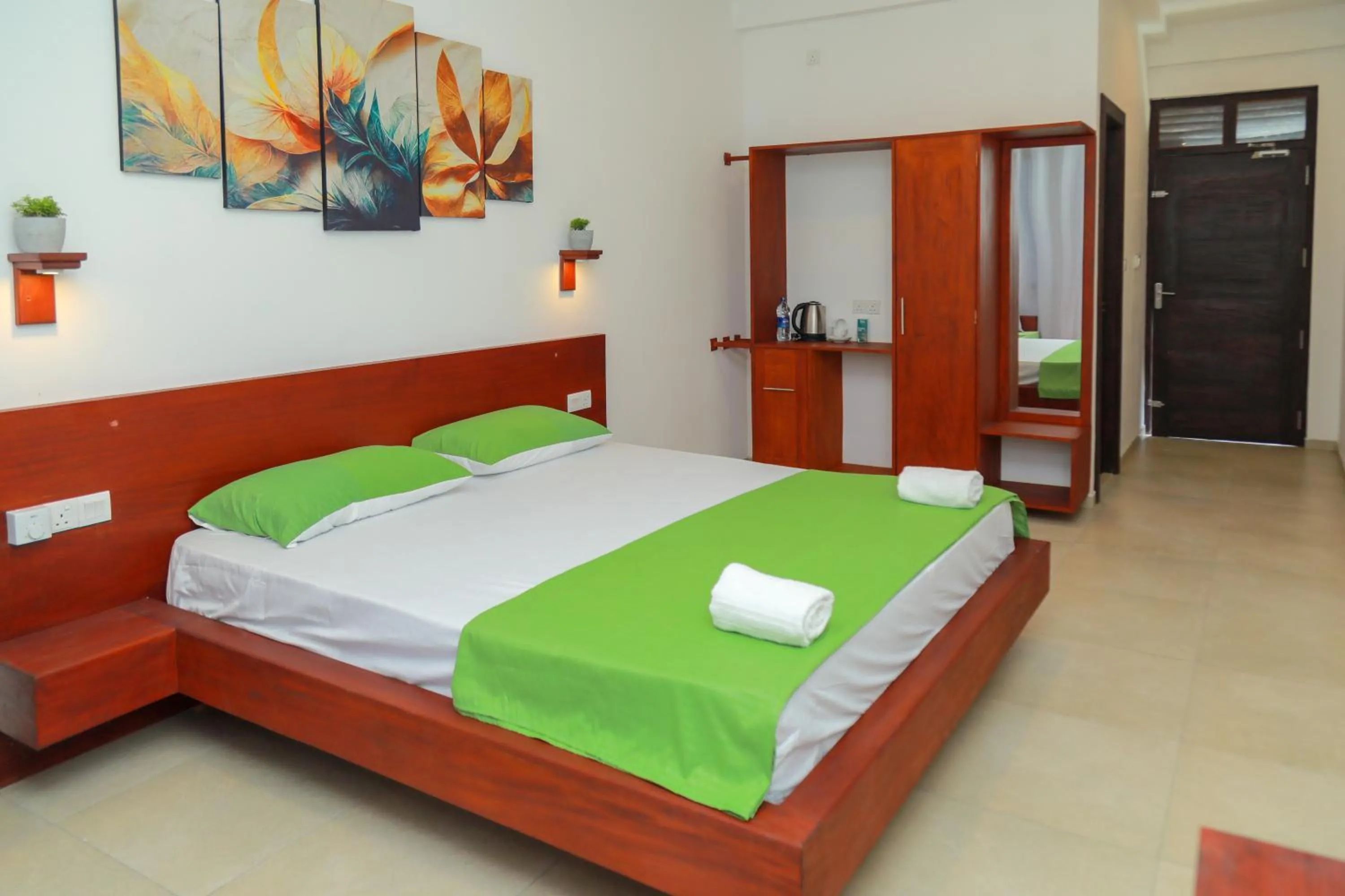 Bed in Traveller's Hotel Hikkaduwa