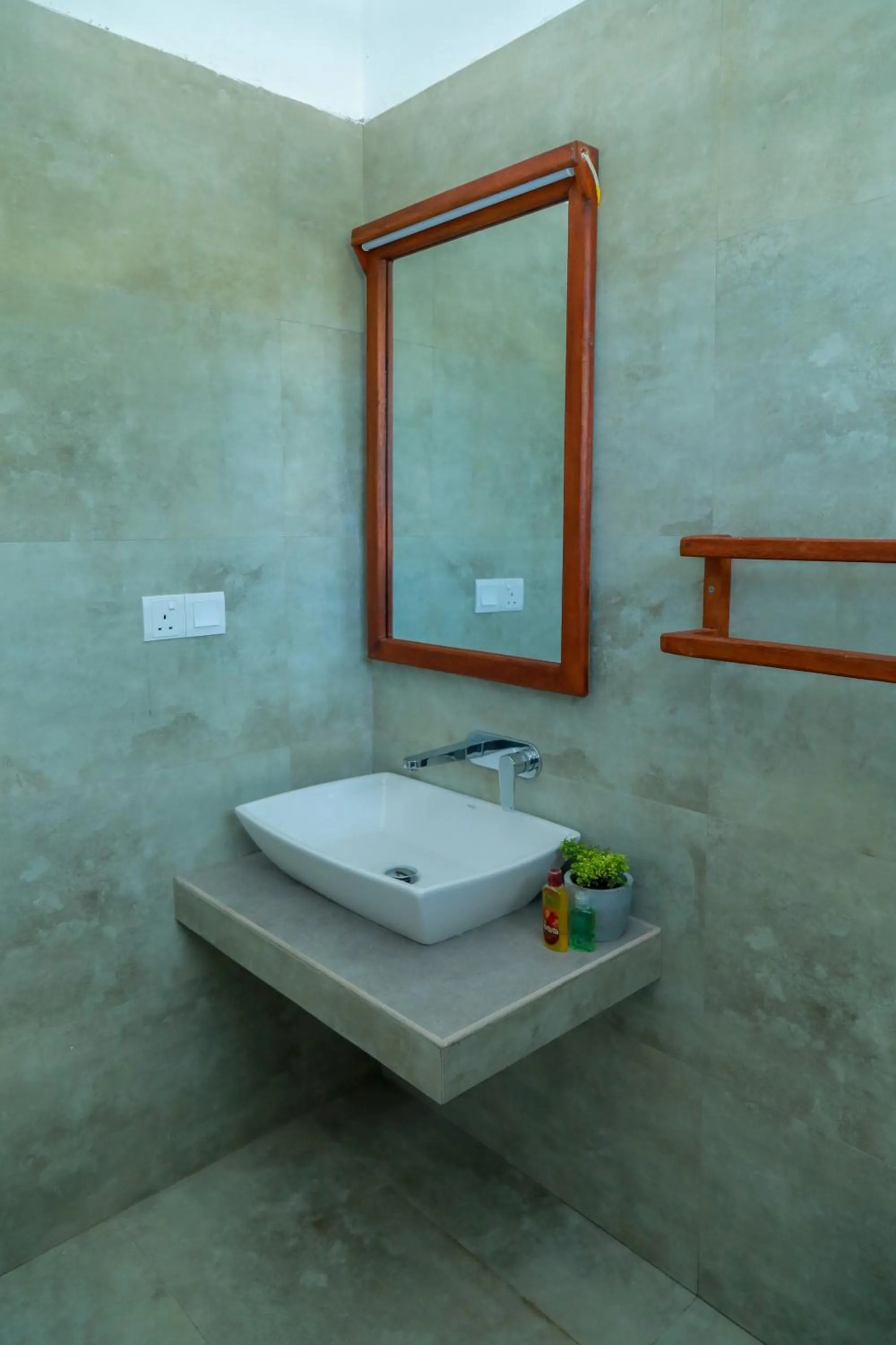 Bathroom in Traveller's Hotel Hikkaduwa