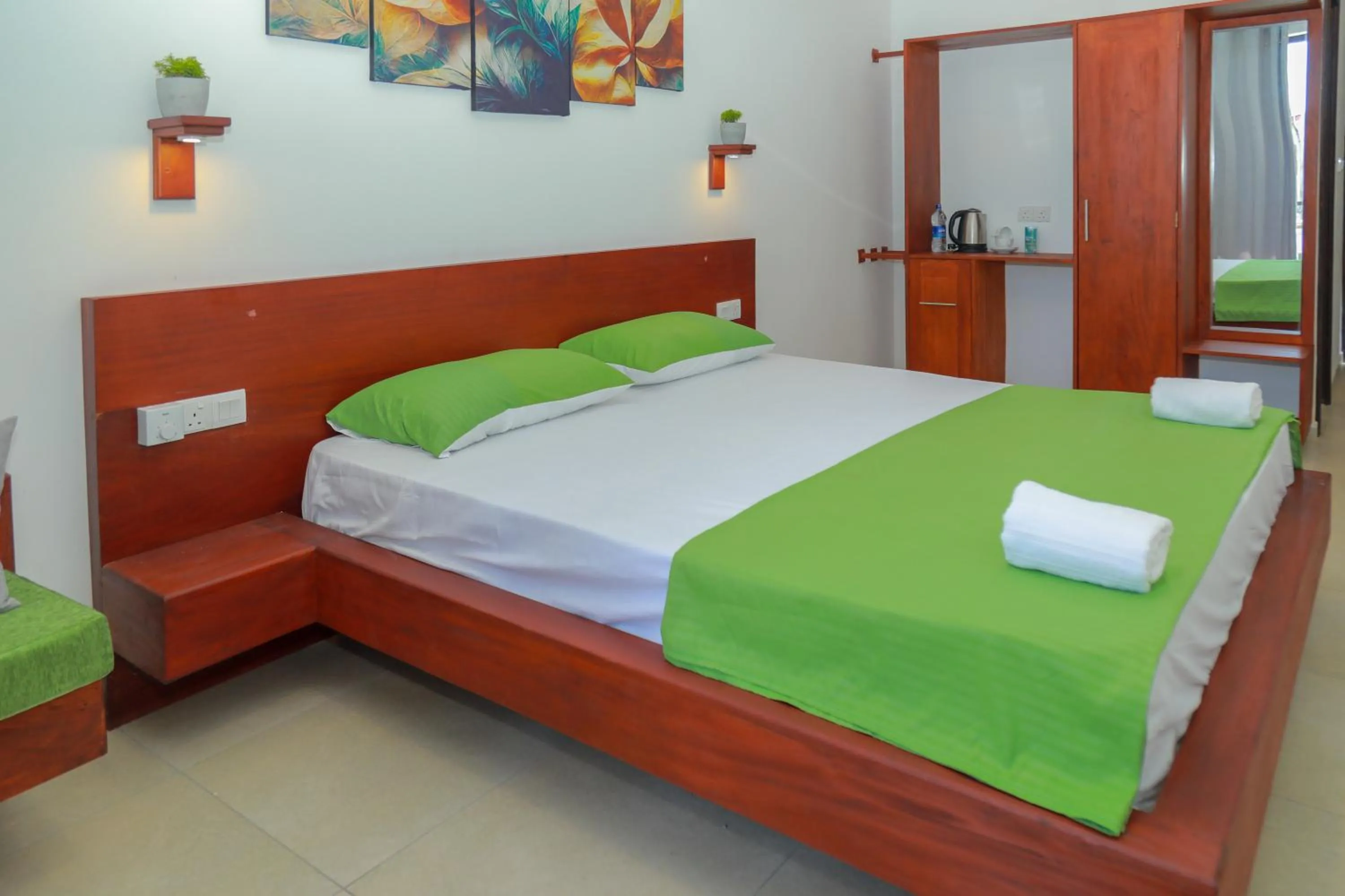 Bed in Traveller's Hotel Hikkaduwa
