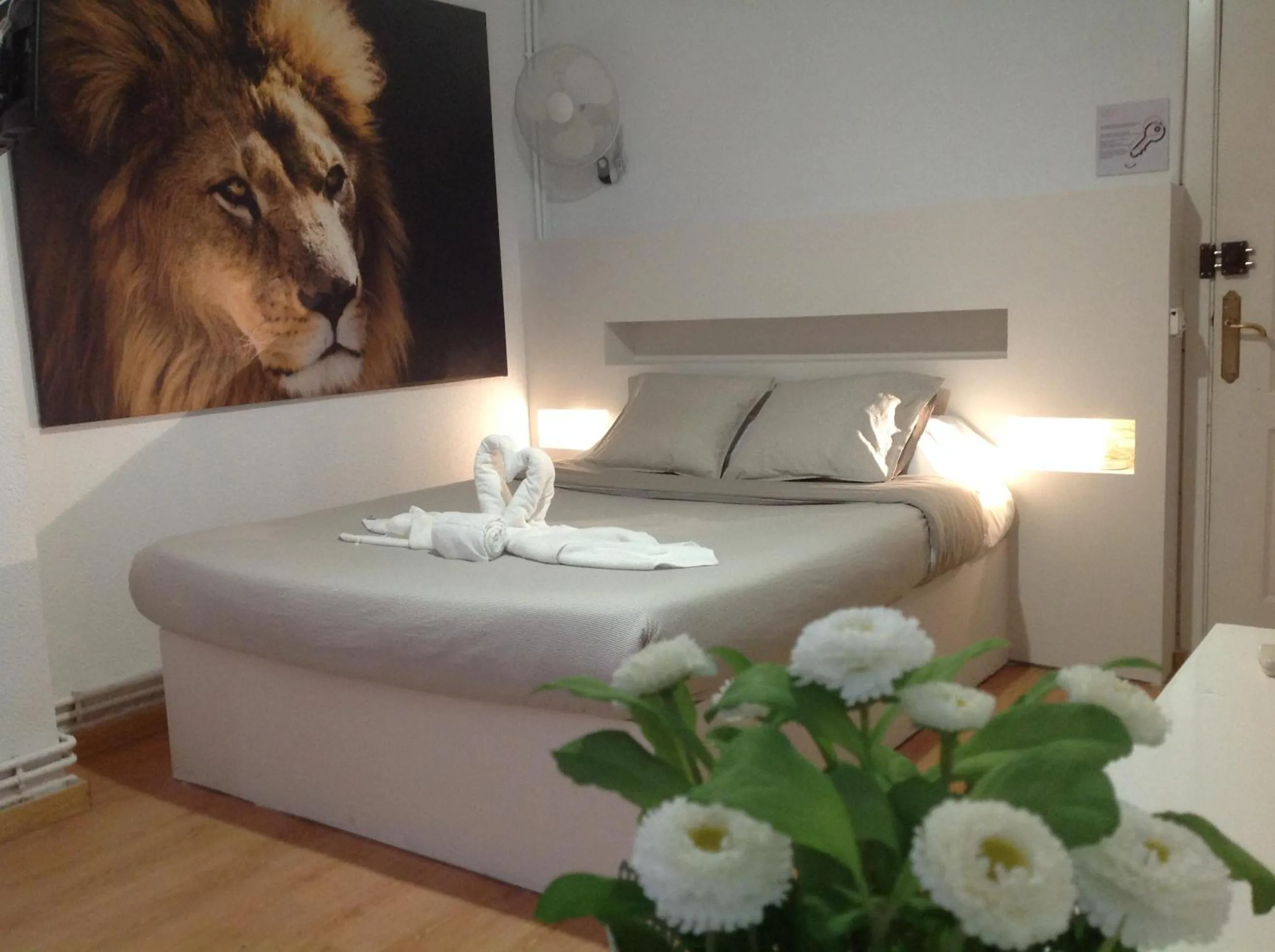 Decorative detail, Bed in VALENCIA SUITS YOU Centro Histórico, Establecimiento Automatizado-Fast Auto Check in&Out, Solo para Adultos-Adults only