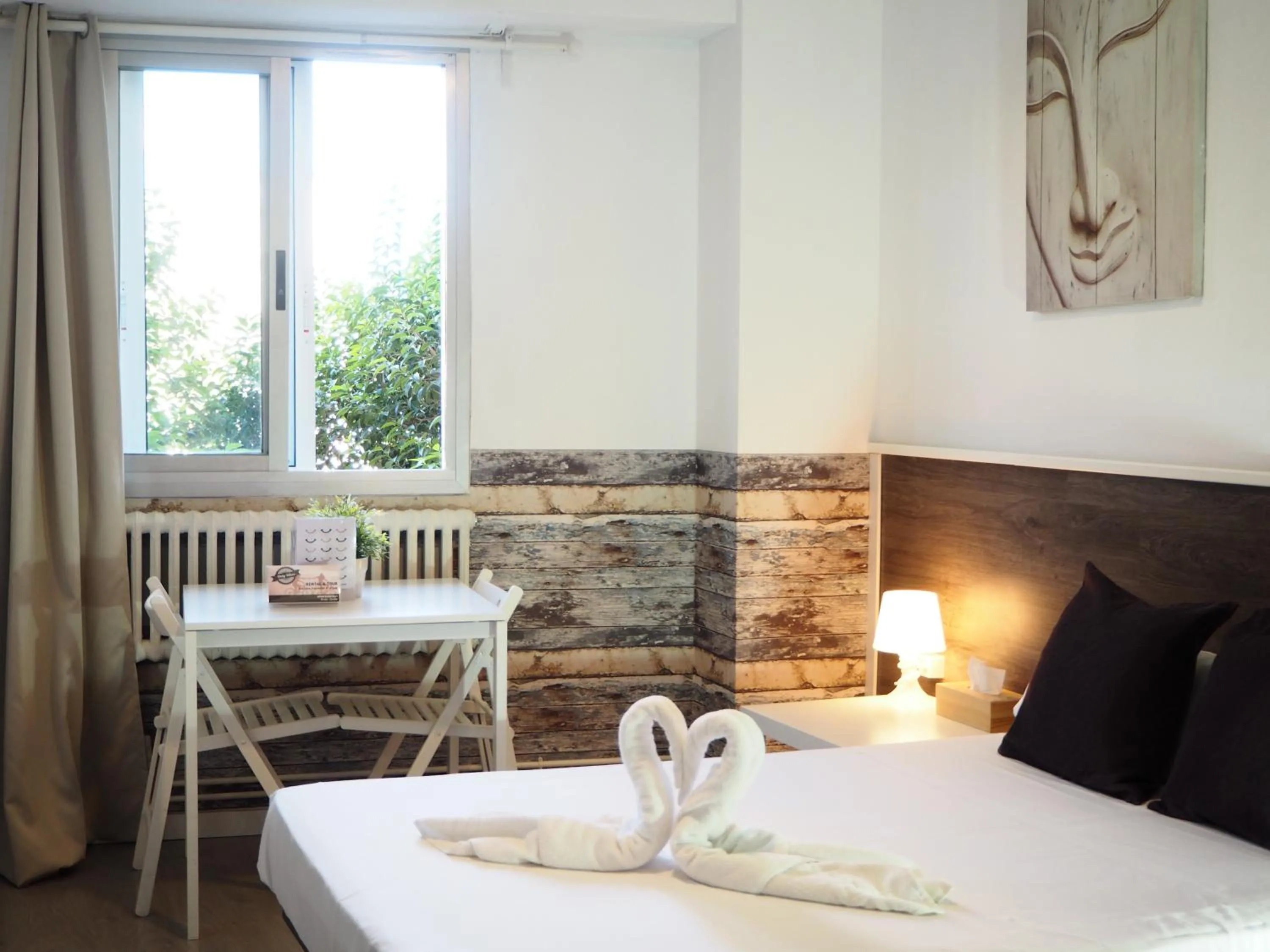 Garden view, Bed in VALENCIA SUITS YOU Centro Histórico, Establecimiento Automatizado-Fast Auto Check in&Out, Solo para Adultos-Adults only