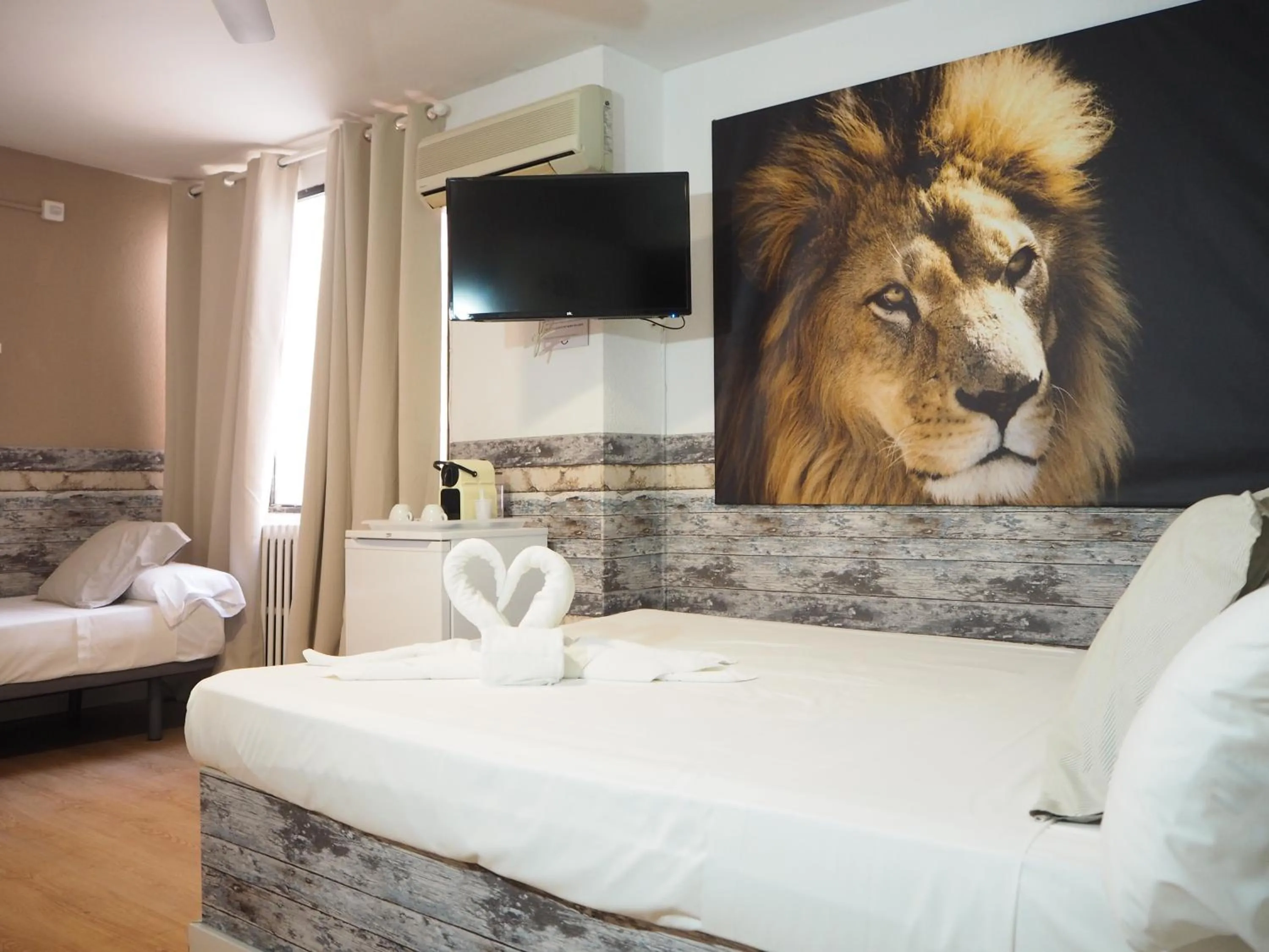 Decorative detail, Bed in VALENCIA SUITS YOU Centro Histórico, Establecimiento Automatizado-Fast Auto Check in&Out, Solo para Adultos-Adults only