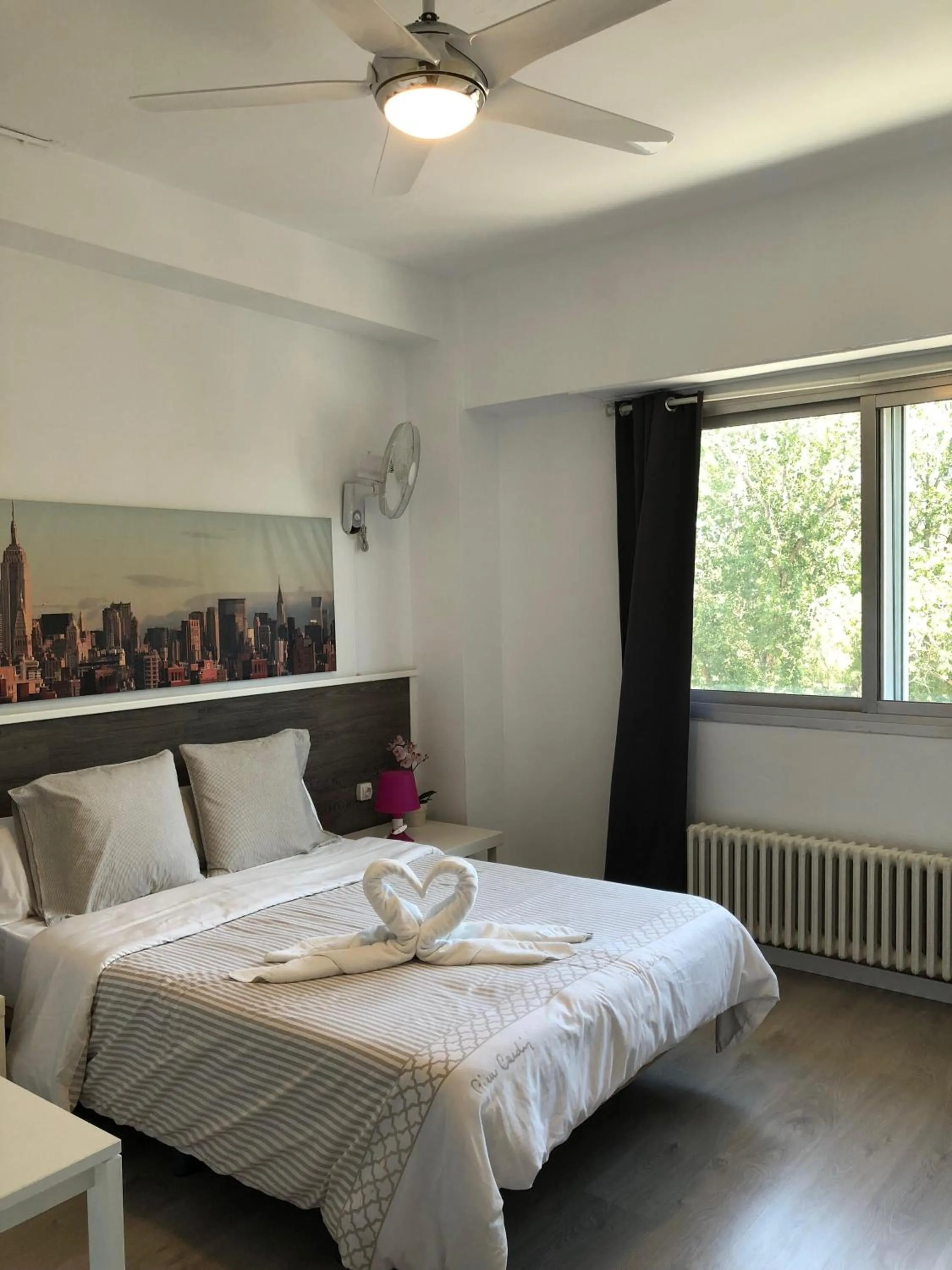 Decorative detail, Bed in VALENCIA SUITS YOU Centro Histórico, Establecimiento Automatizado-Fast Auto Check in&Out, Solo para Adultos-Adults only