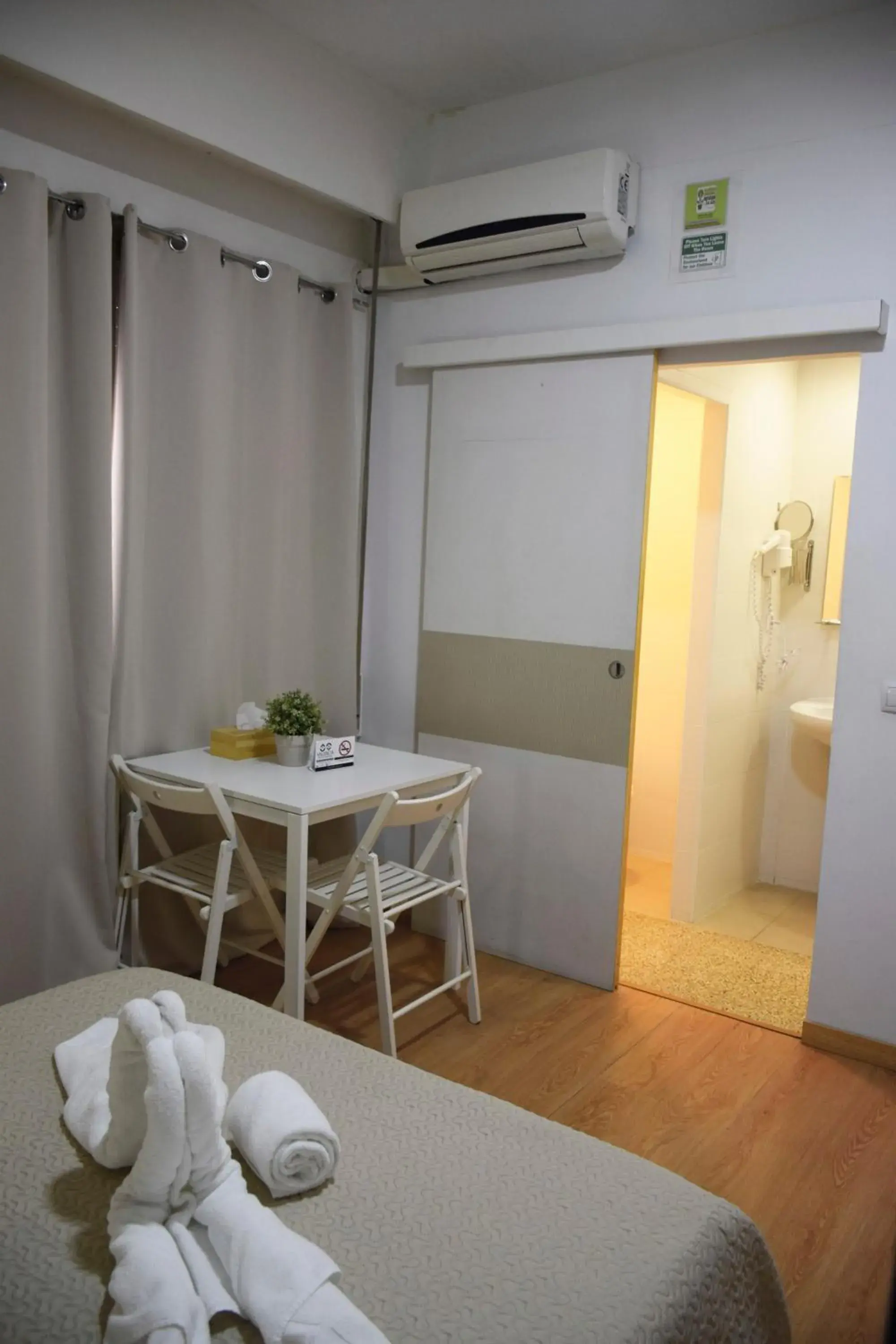 Small Double Room with Private Bathroom in VALENCIA SUITS YOU Centro Histórico, Establecimiento Automatizado-Fast Auto Check in&Out, Solo para Adultos-Adults only Small Double Room with Private Bathroom in VALENCIA SUITS YOU Centro Histórico, Establecimiento Automatizado-Fast Auto Check in&Out, Solo para Adultos-Adults only