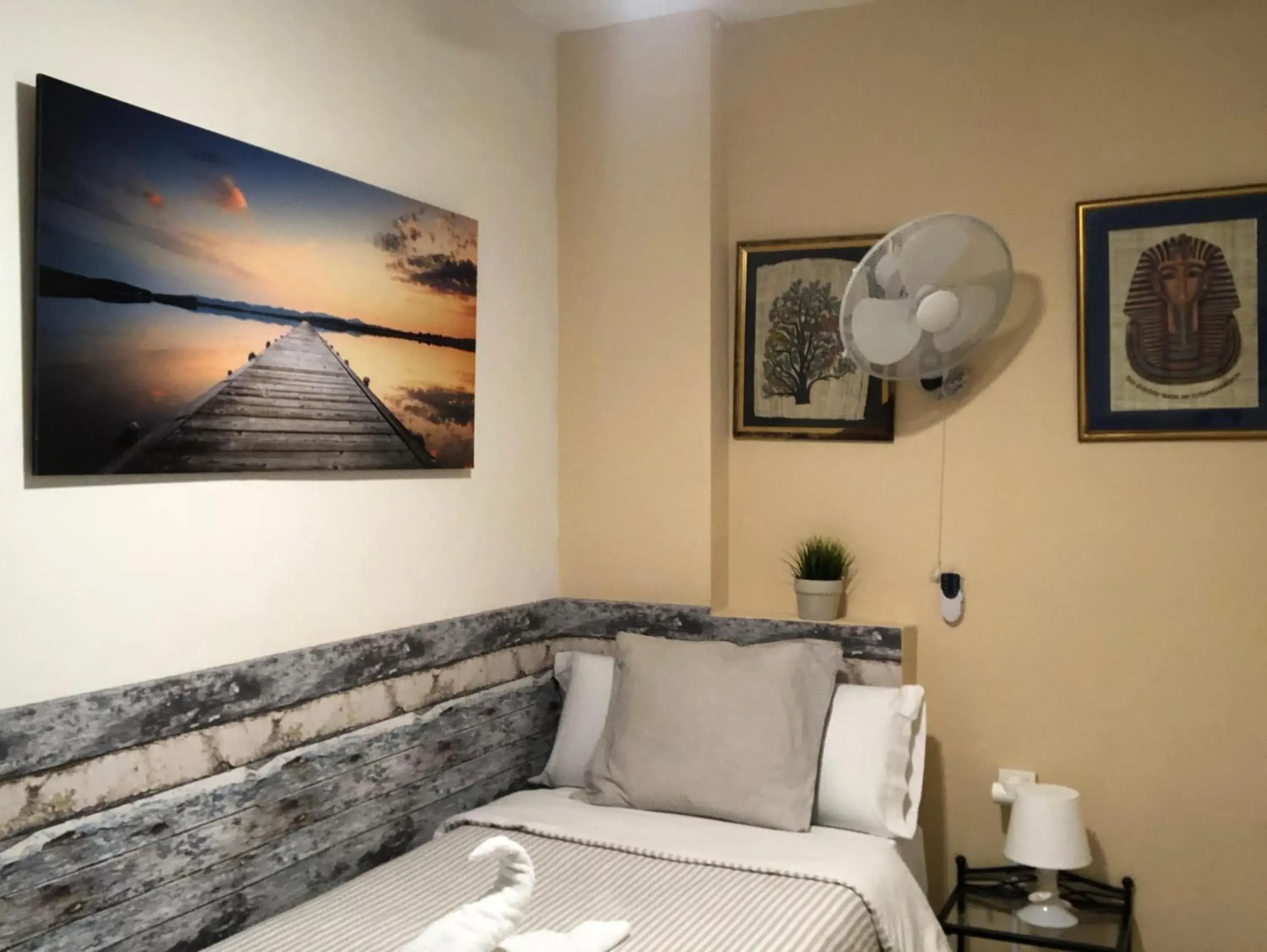 Economy Single Room with Shared Bathroom in VALENCIA SUITS YOU Centro Histórico, Establecimiento Automatizado-Fast Auto Check in&Out, Solo para Adultos-Adults only Economy Single Room with Shared Bathroom in VALENCIA SUITS YOU Centro Histórico, Establecimiento Automatizado-Fast Auto Check in&Out, Solo para Adultos-Adults only