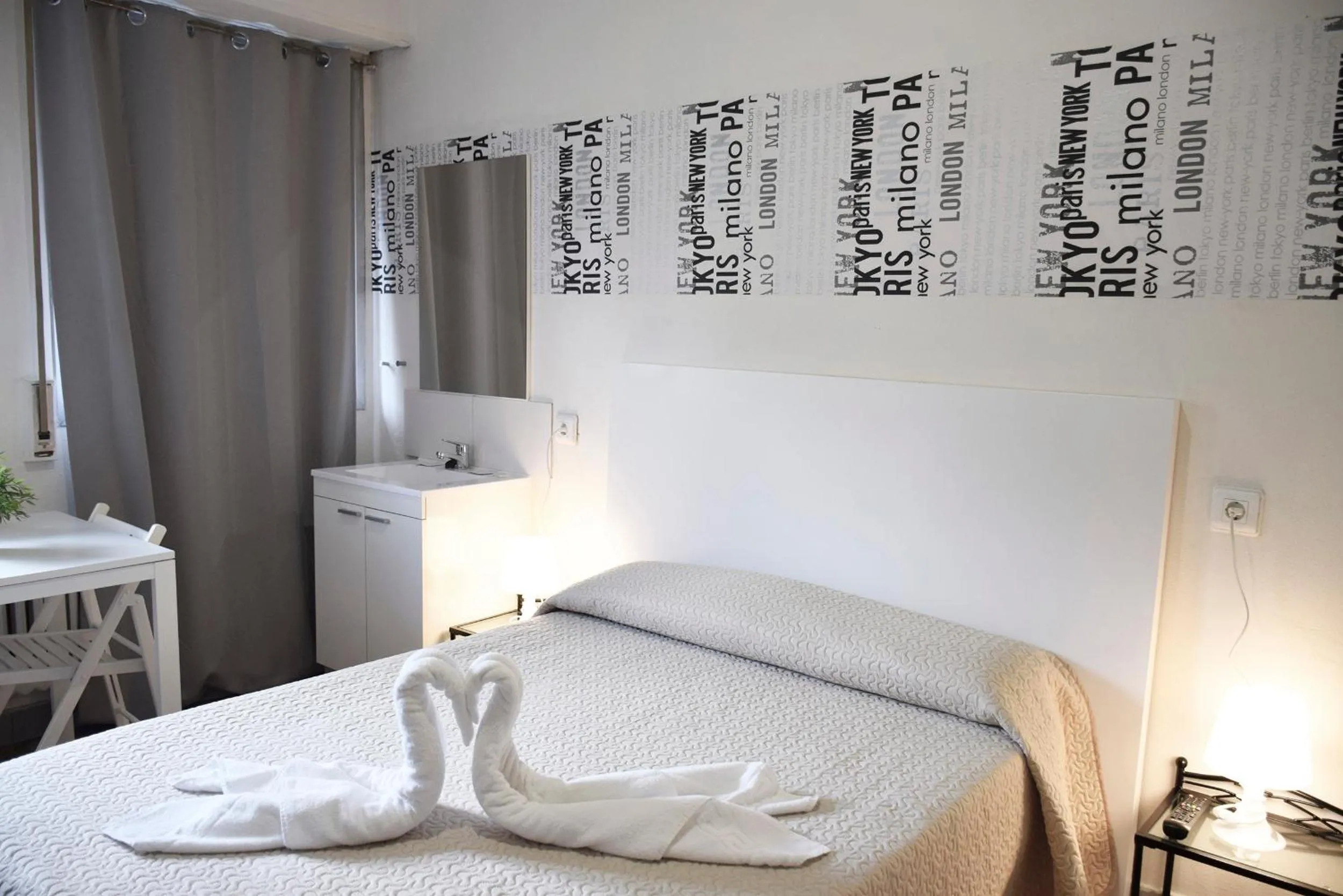 Bed in VALENCIA SUITS YOU Centro Histórico, Establecimiento Automatizado-Fast Auto Check in&Out, Solo para Adultos-Adults only