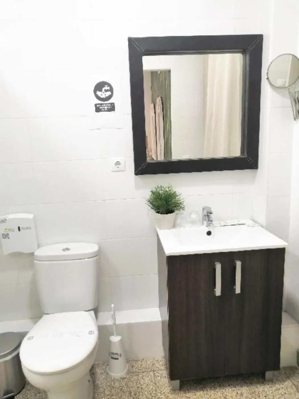 Bathroom in VALENCIA SUITS YOU Centro Histórico, Establecimiento Automatizado-Fast Auto Check in&Out, Solo para Adultos-Adults only