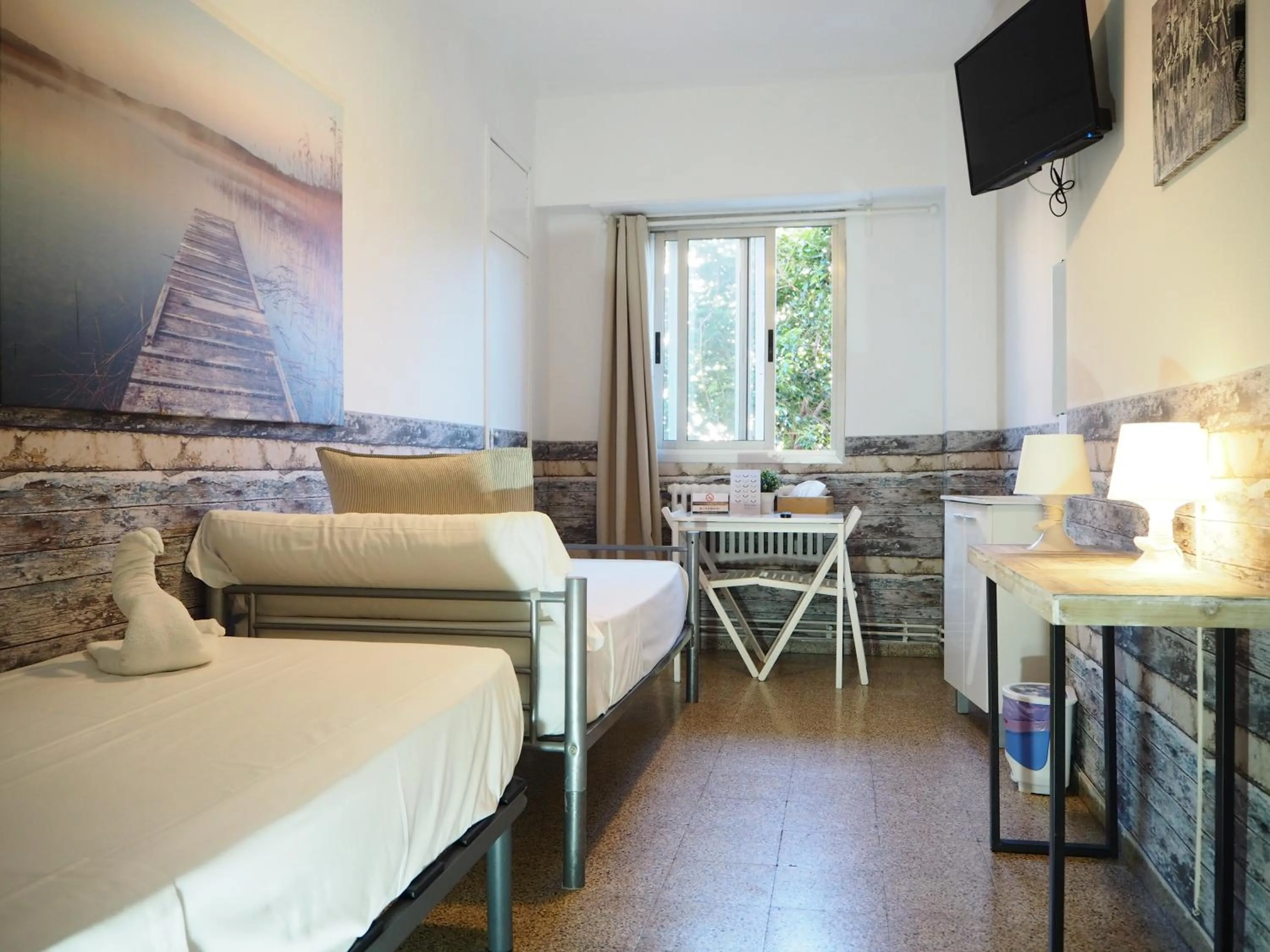 Decorative detail, Bed in VALENCIA SUITS YOU Centro Histórico, Establecimiento Automatizado-Fast Auto Check in&Out, Solo para Adultos-Adults only