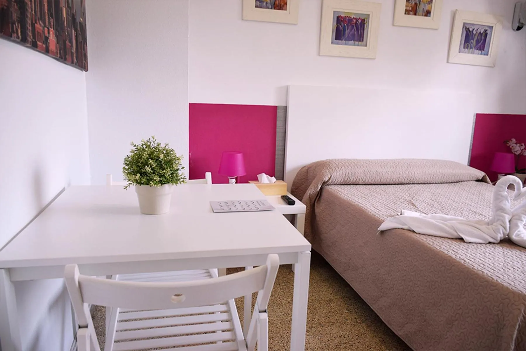 Decorative detail, Bed in VALENCIA SUITS YOU Centro Histórico, Establecimiento Automatizado-Fast Auto Check in&Out, Solo para Adultos-Adults only