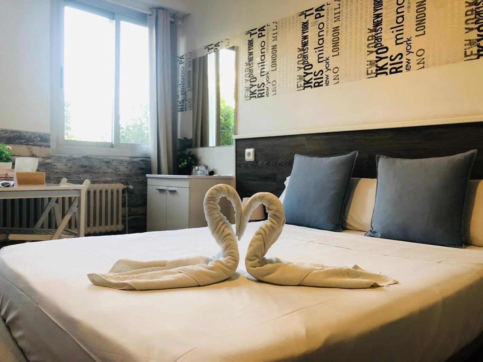 Decorative detail, Bed in VALENCIA SUITS YOU Centro Histórico, Establecimiento Automatizado-Fast Auto Check in&Out, Solo para Adultos-Adults only