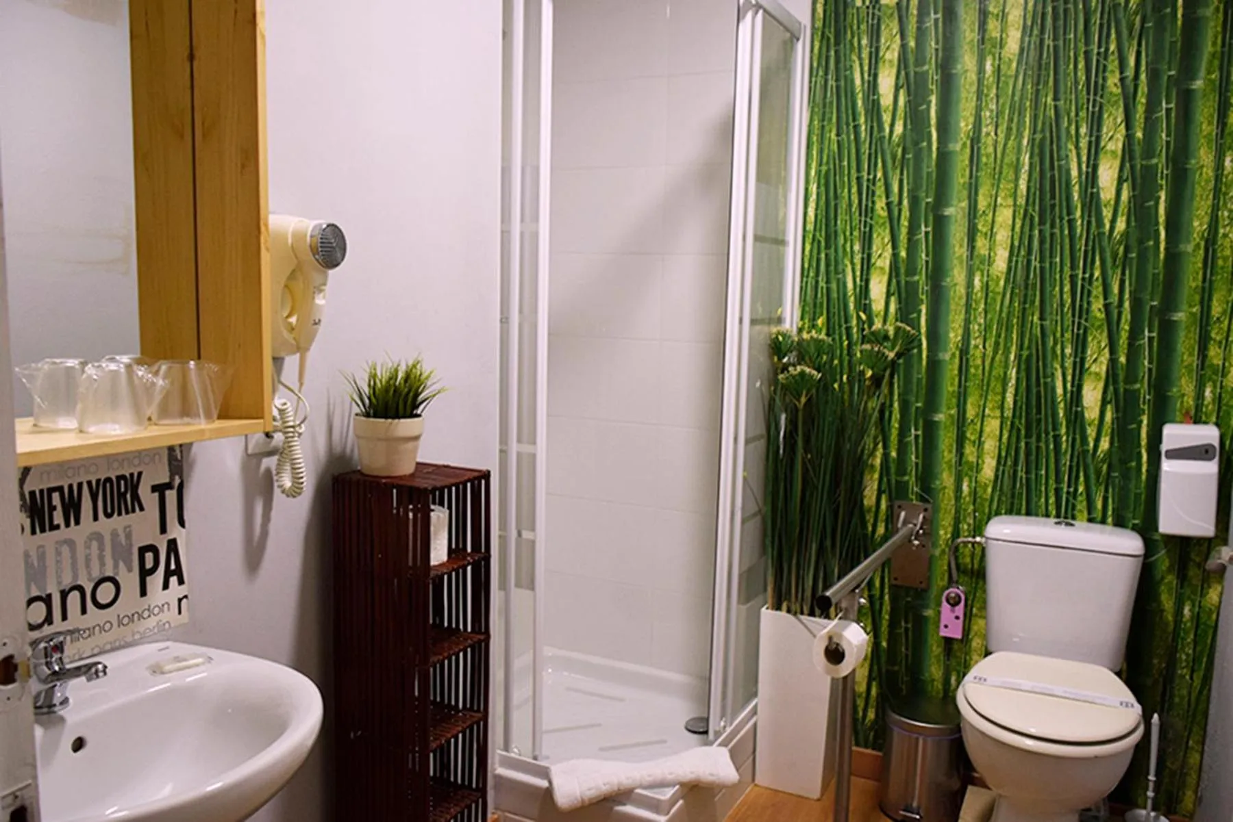 Bathroom in VALENCIA SUITS YOU Centro Histórico, Establecimiento Automatizado-Fast Auto Check in&Out, Solo para Adultos-Adults only